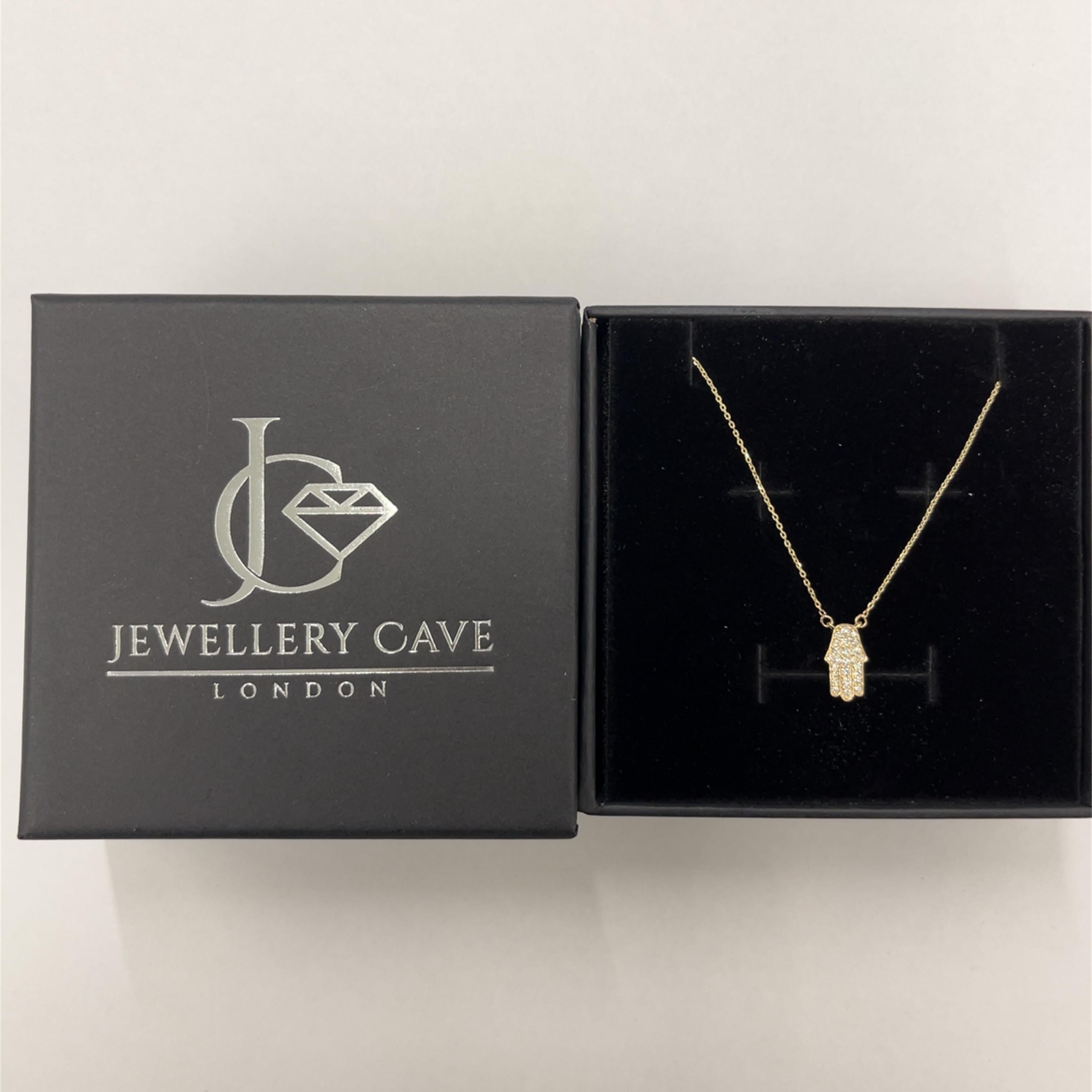 Collier Hamza en or jaune 9 carats serti de diamants 0,15 carat Neuf - En vente à London, GB
