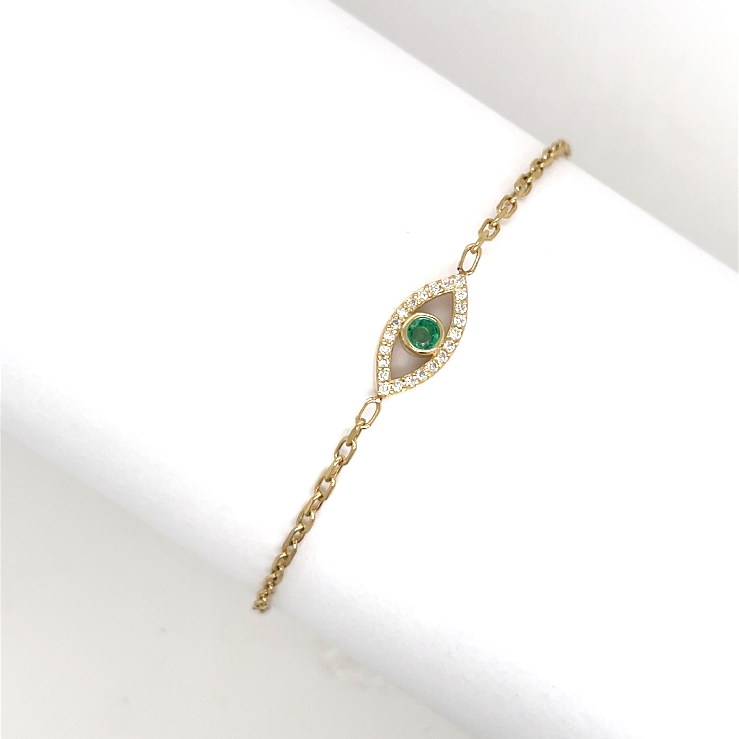 Un étonnant bracelet en or jaune 9ct pour le mauvais œil, 
dont la pièce maîtresse est une émeraude d'un vert profond, la pierre de naissance du mois de mai. L'émeraude est encadrée dans un dessin symbolique pour la protection et la bonne