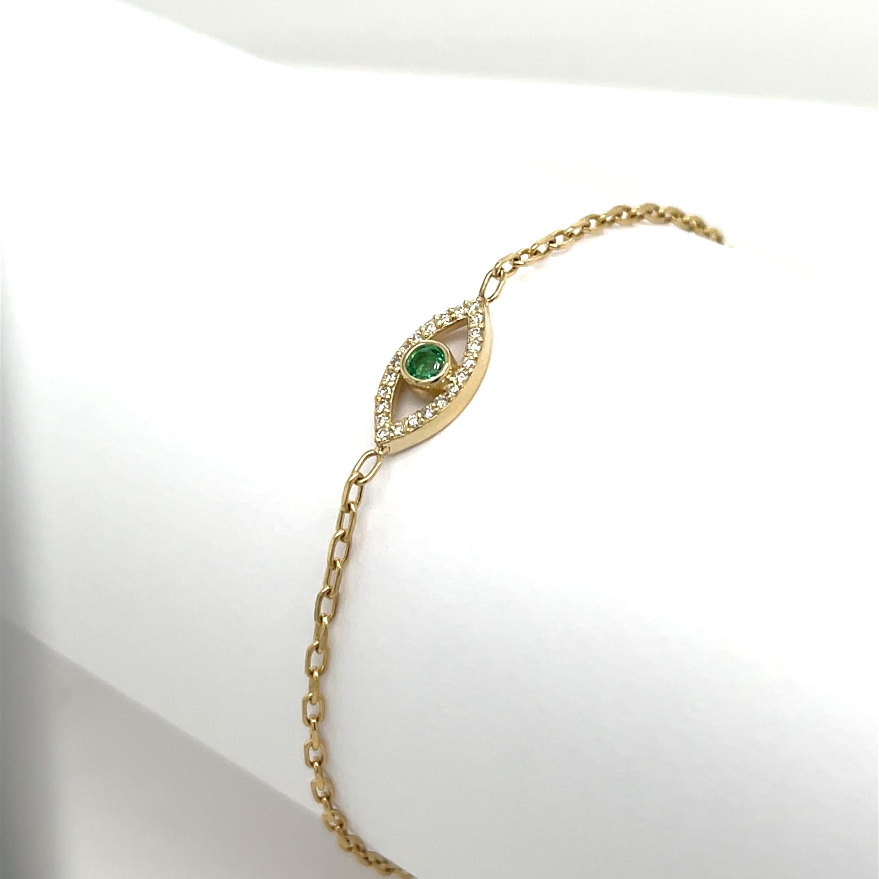 Bracelet Evil Eye en or jaune 9 carats serti d'émeraudes, pierre de naissance de mai Neuf - En vente à London, GB
