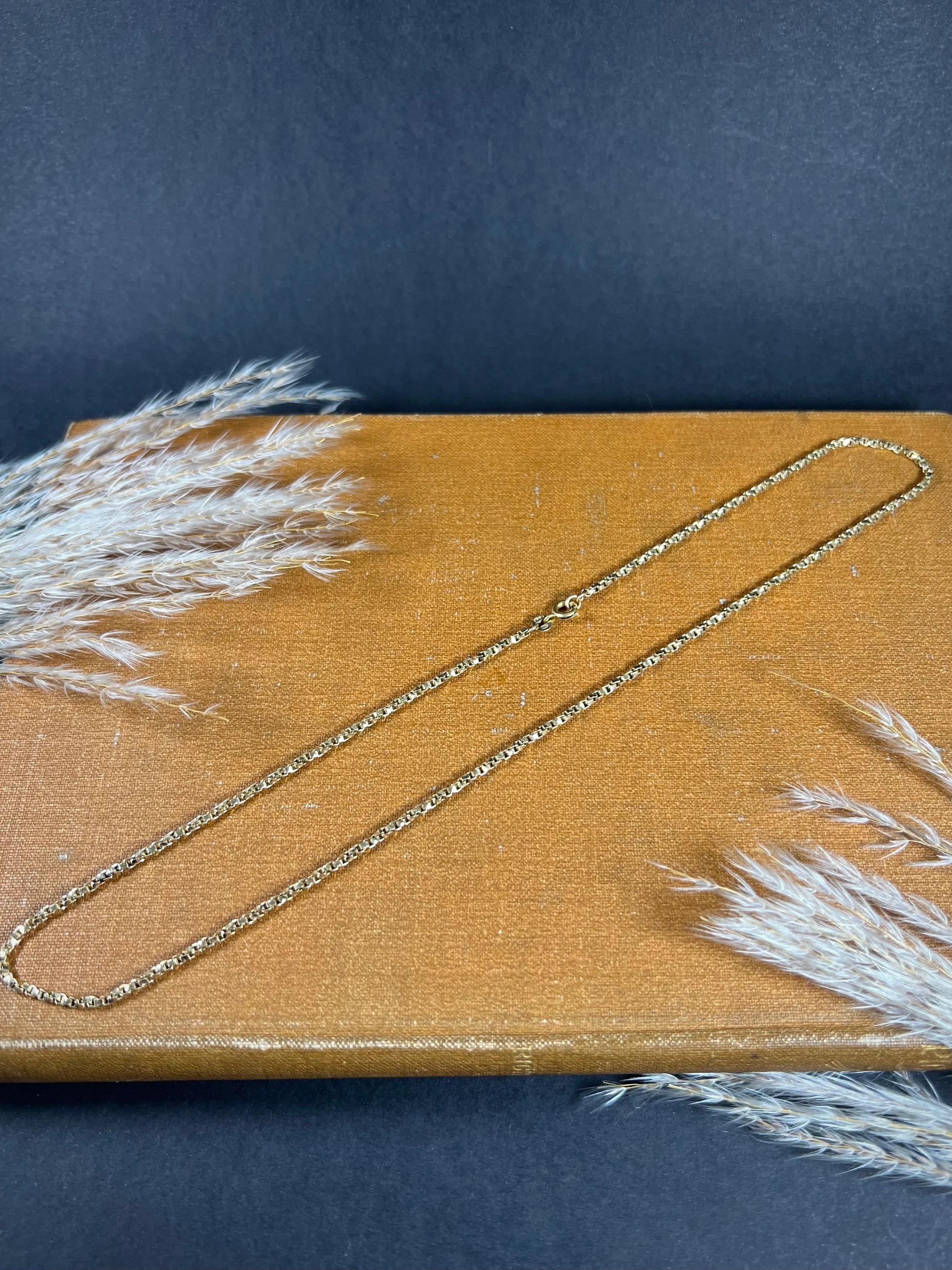Chaîne à maillons torsadés fantaisie en or jaune 9 carats de 19 1/2 pouces avec fermoir pivotant Unisexe en vente