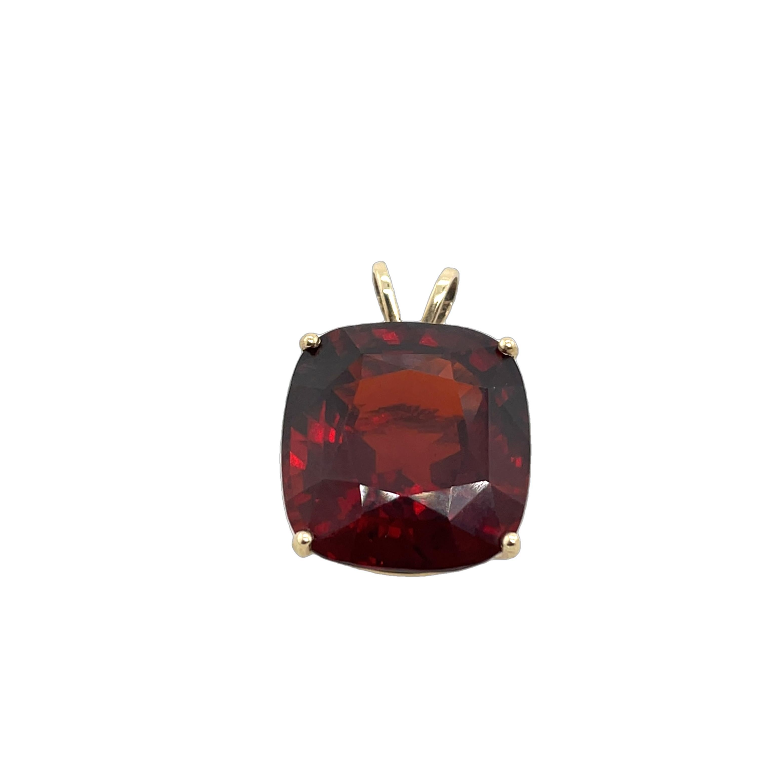 Questo elegante ciondolo in oro giallo 9ct mette in mostra un granato rosso intenso, splendidamente incastonato per esaltarne il fascino naturale. Il ciondolo è sospeso a una delicata catena in oro giallo 9ct, 
creando un pezzo senza tempo che