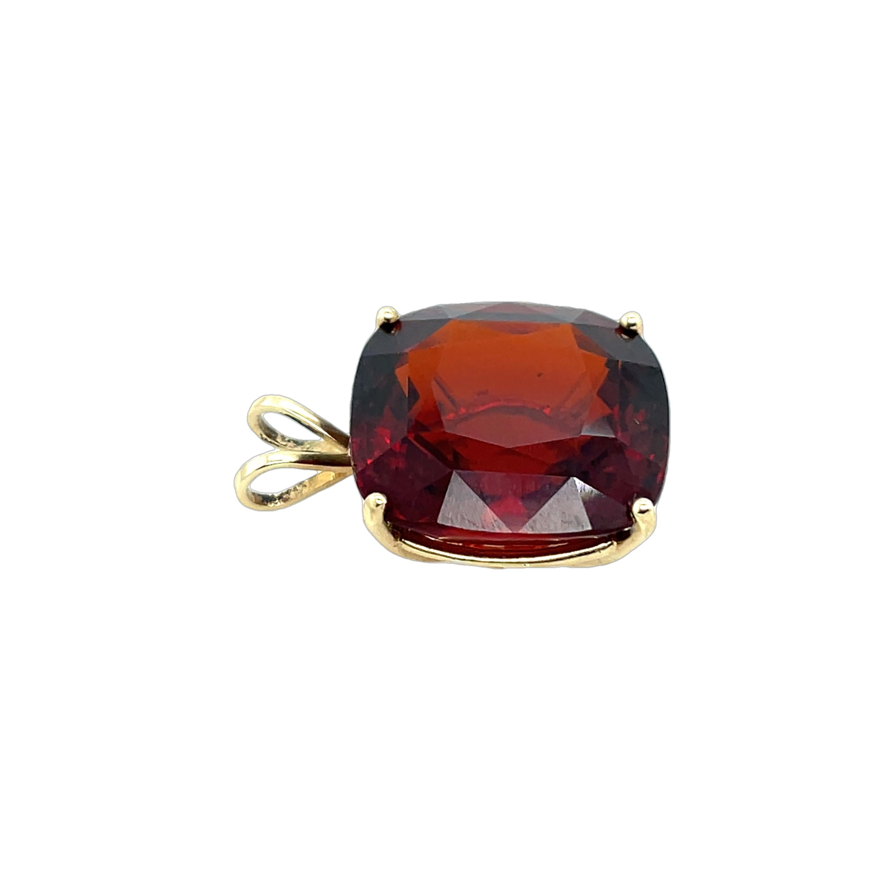 Ciondolo con granato in oro giallo 9ct sospeso da una catena in oro giallo 9ct. In condizioni ottime in vendita a London, GB