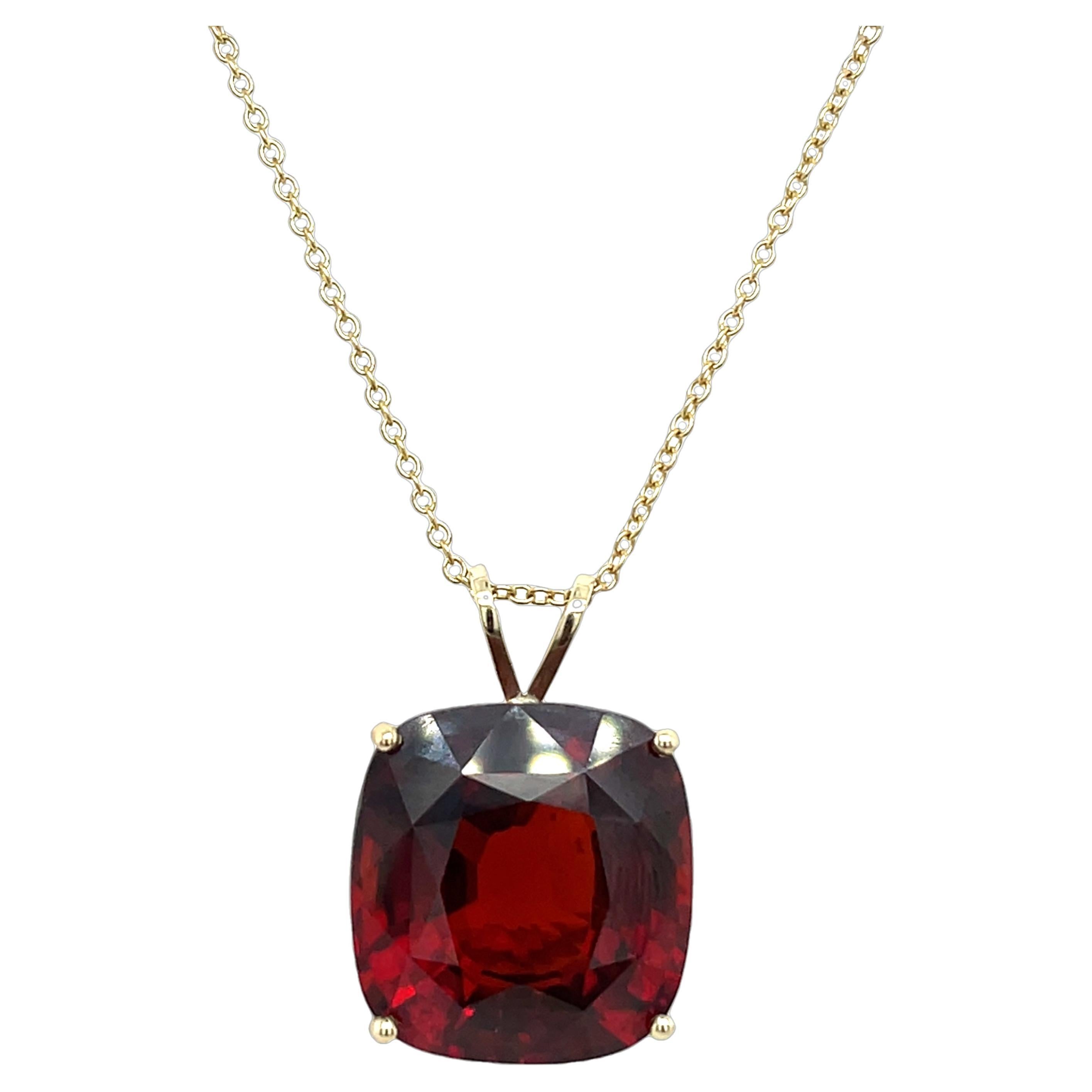 Ciondolo con granato in oro giallo 9ct sospeso da una catena in oro giallo 9ct. in vendita