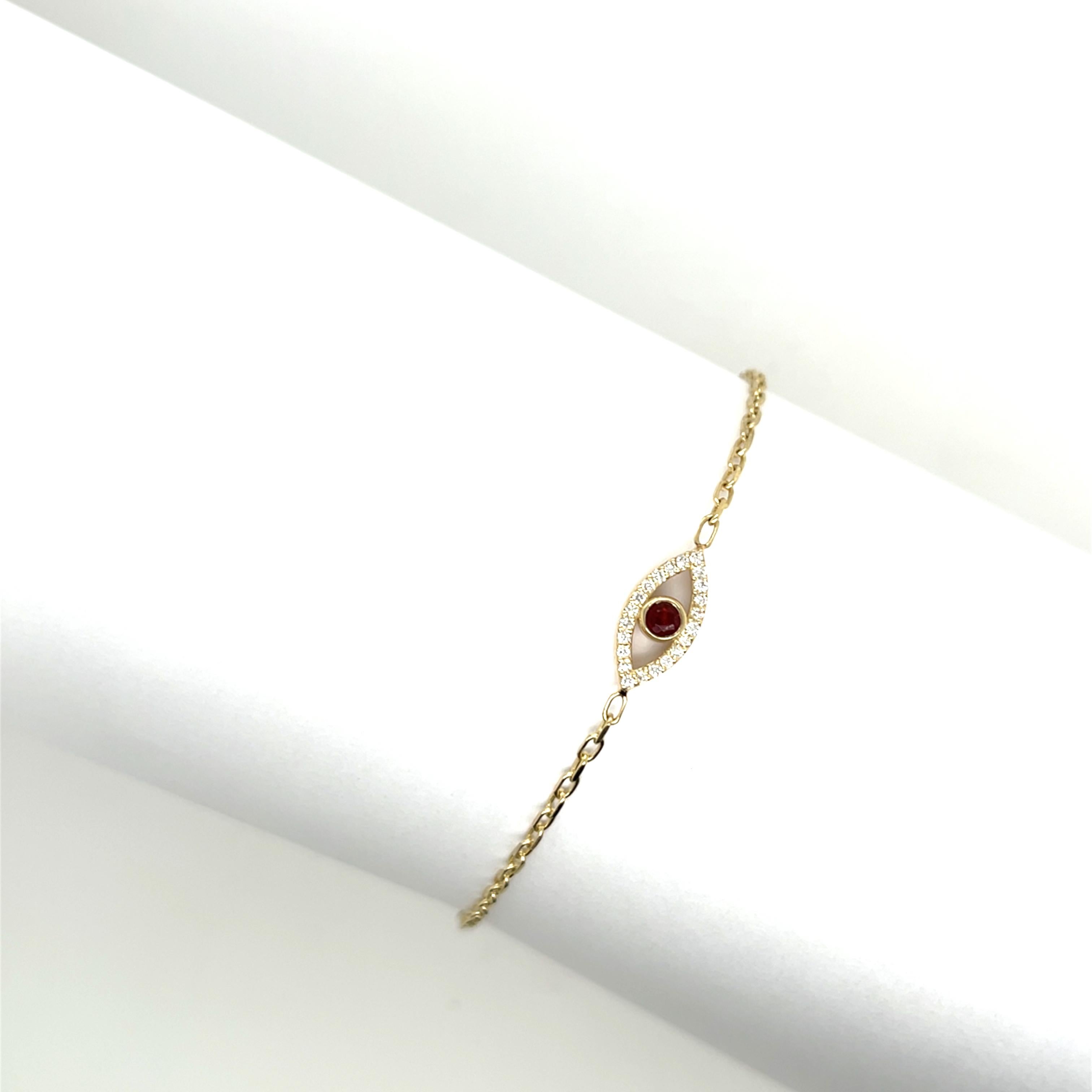 Taille ronde Bracelet Evil Eye en or jaune 9 carats serti de grenats, pierre de naissance de janvier en vente