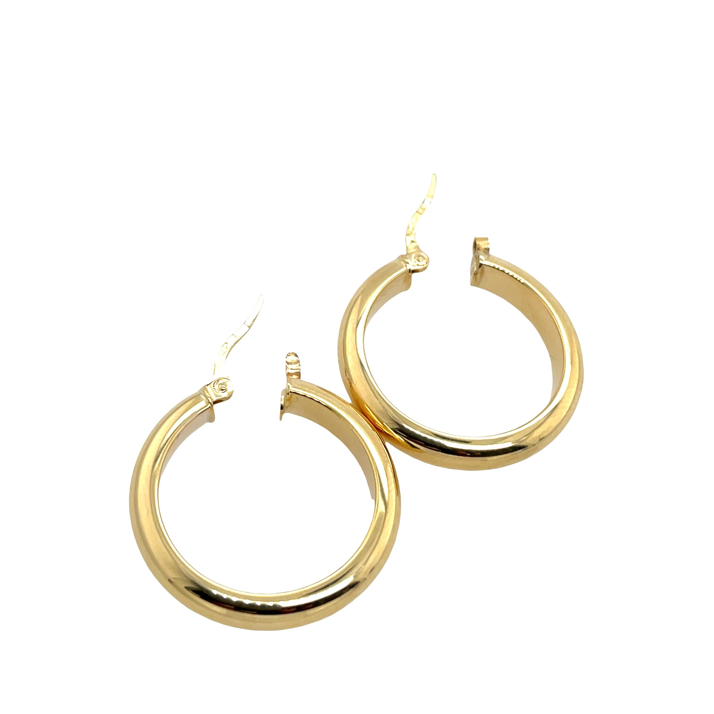 Creolen aus 9 Karat Gelbgold mit Klickbeschlägen im Zustand „Neu“ im Angebot in London, GB