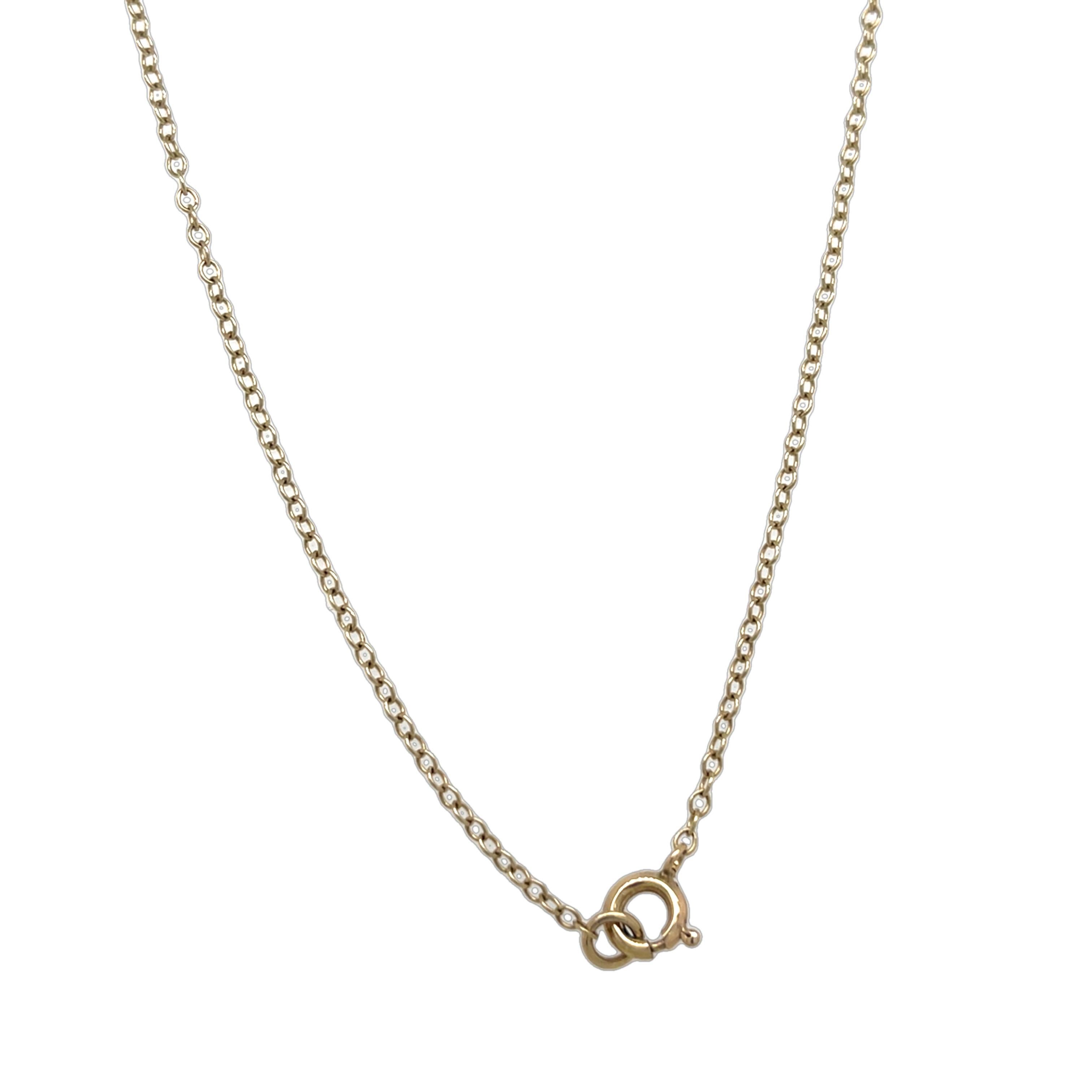 Una collana in oro giallo 9ct di ispirazione vintage, 
con bellissime gemme di giada completate da delicate perle di semi. Questo elegante design presenta un perfetto equilibrio di ricche tonalità dorate, 
morbida giada verde e perle lucenti, 
e