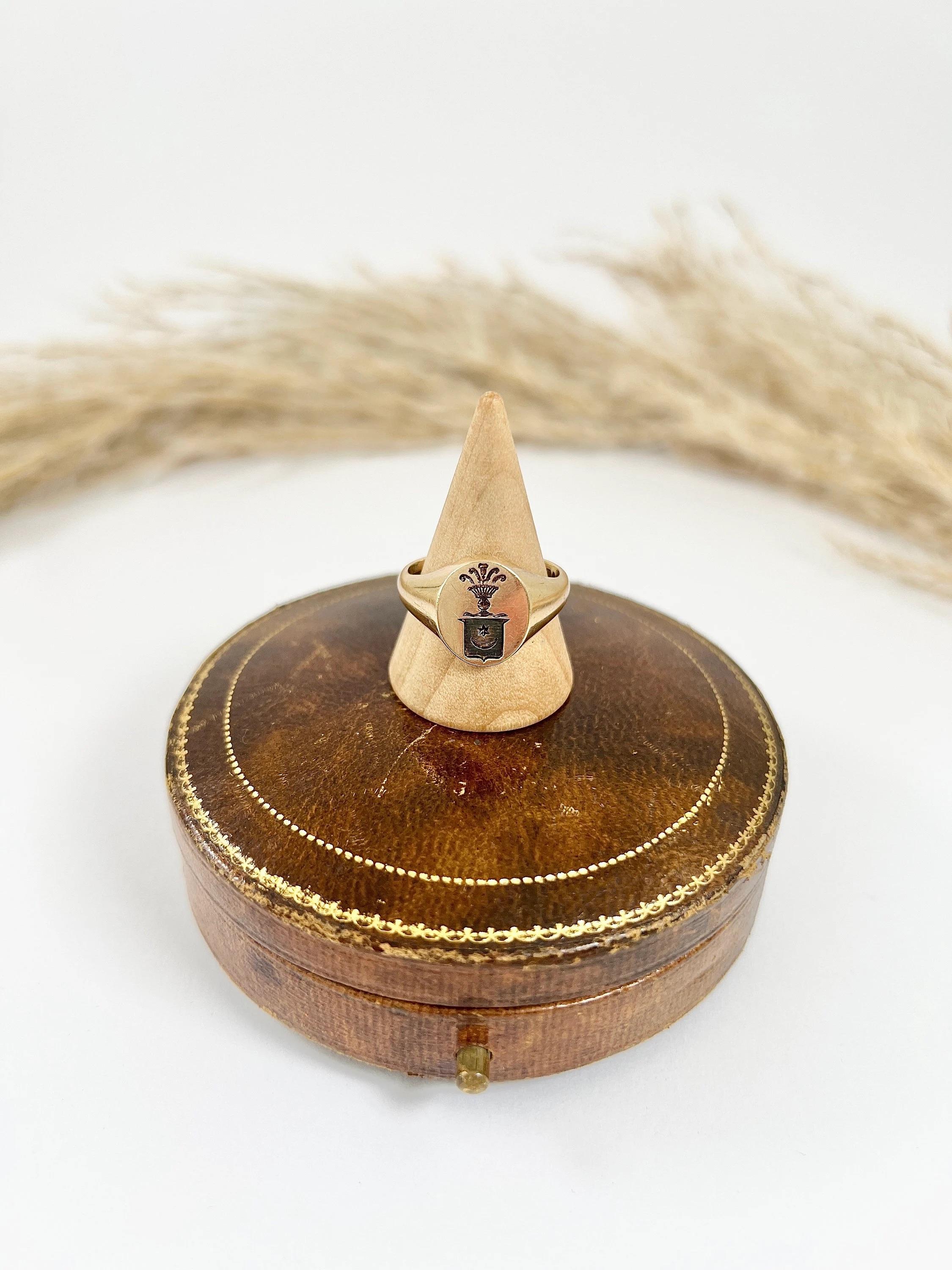 9ct Yellow Gold London Marked 1971 Oval Shaped Star & Crescent Crest Signet Ring For Sale 6