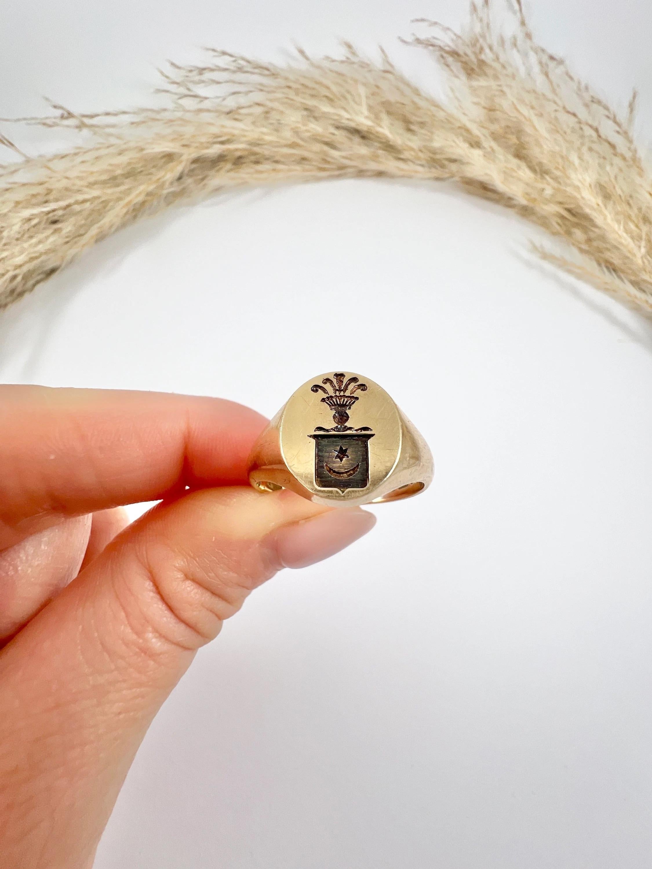 9ct Yellow Gold London Marked 1971 Oval Shaped Star & Crescent Crest Signet Ring For Sale 7