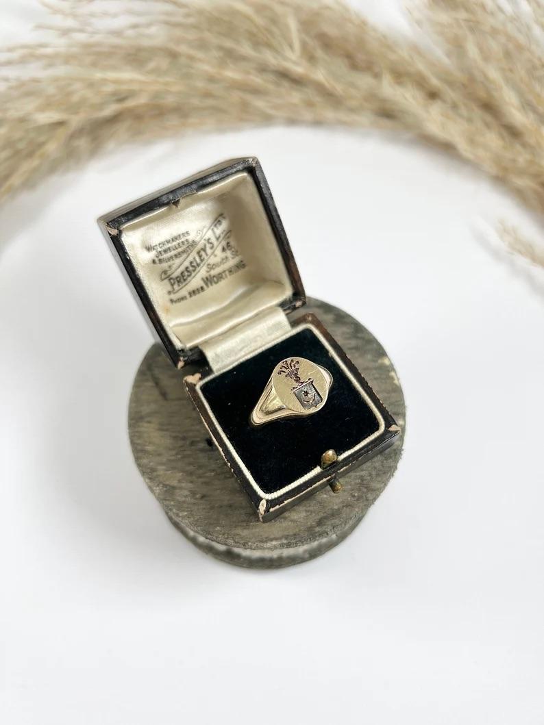 9ct Yellow Gold London Marked 1971 Oval Shaped Star & Crescent Crest Signet Ring For Sale 8