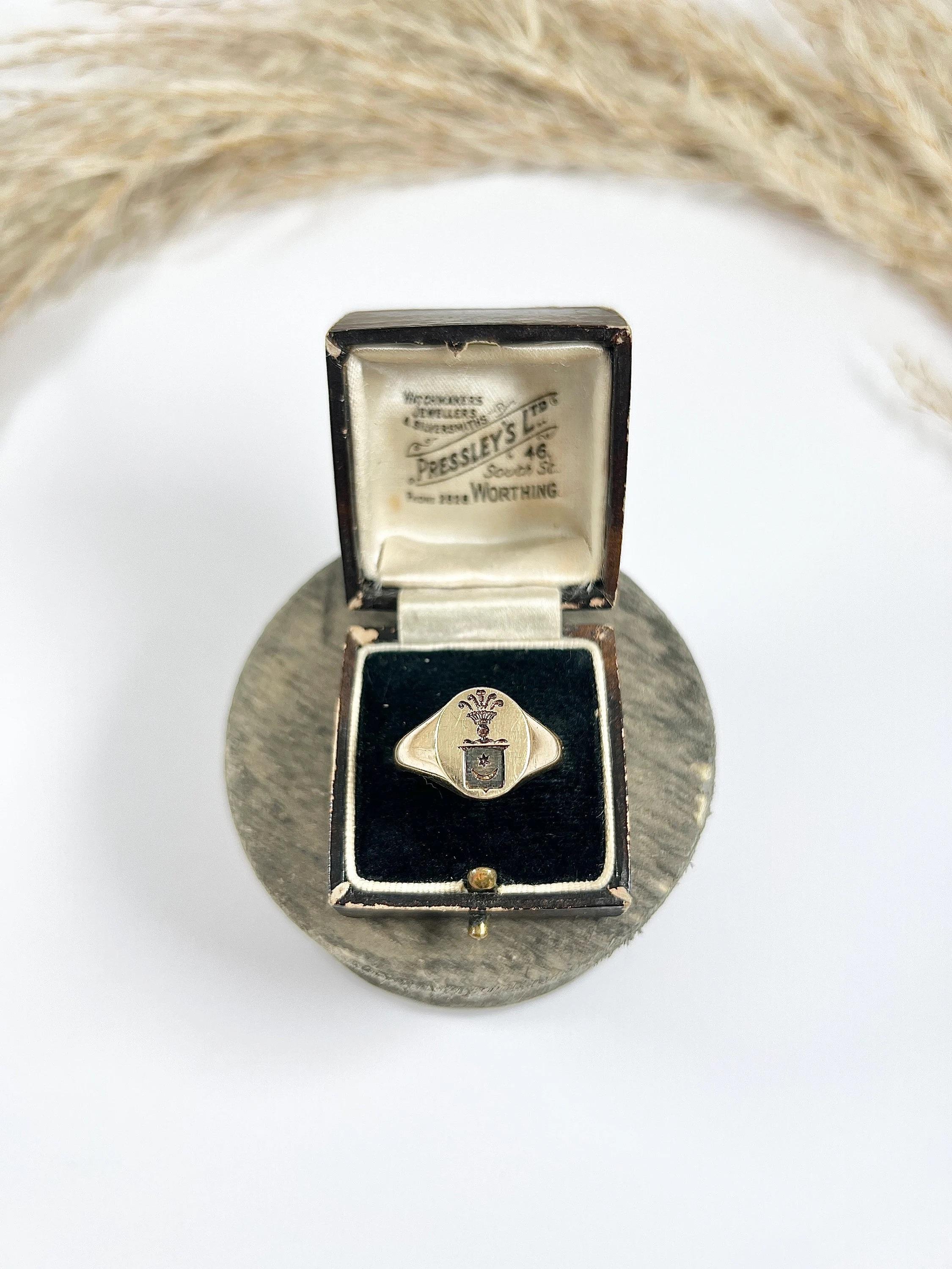 9ct Yellow Gold London Marked 1971 Oval Shaped Star & Crescent Crest Signet Ring In Good Condition For Sale In Brighton, GB