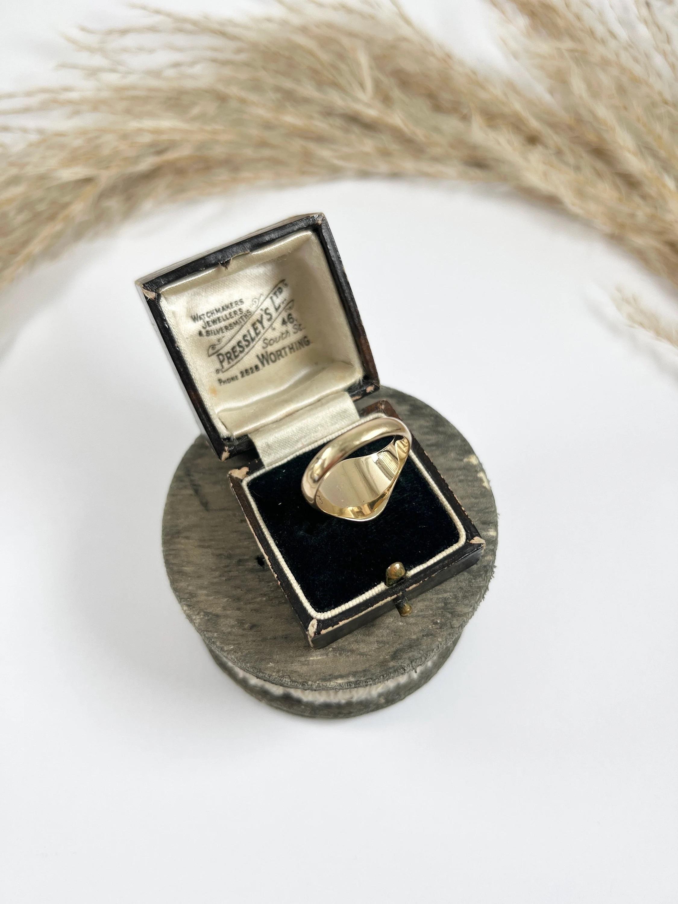 Women's or Men's 9ct Yellow Gold London Marked 1971 Oval Shaped Star & Crescent Crest Signet Ring For Sale
