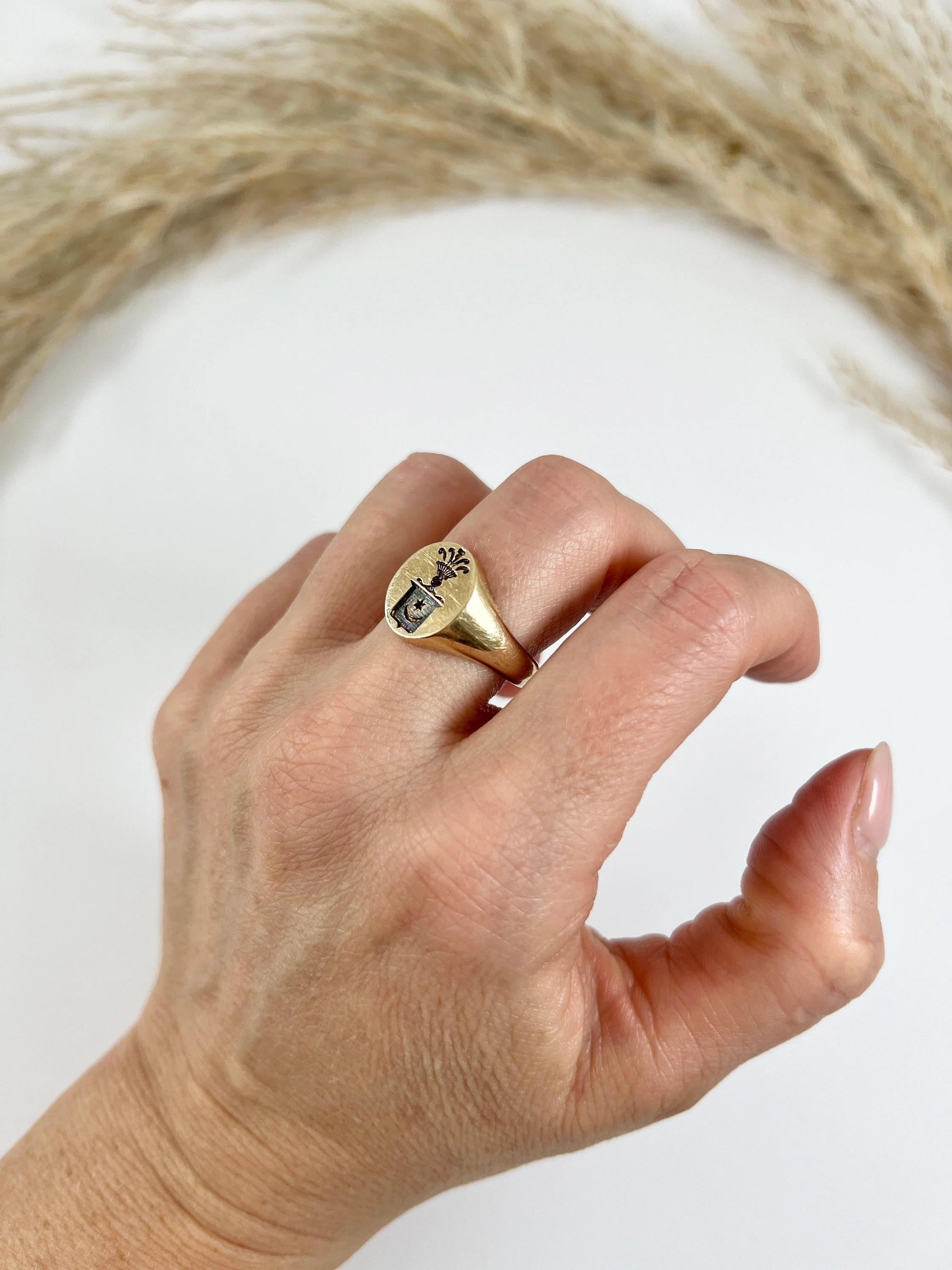 9ct Yellow Gold London Marked 1971 Oval Shaped Star & Crescent Crest Signet Ring For Sale 2