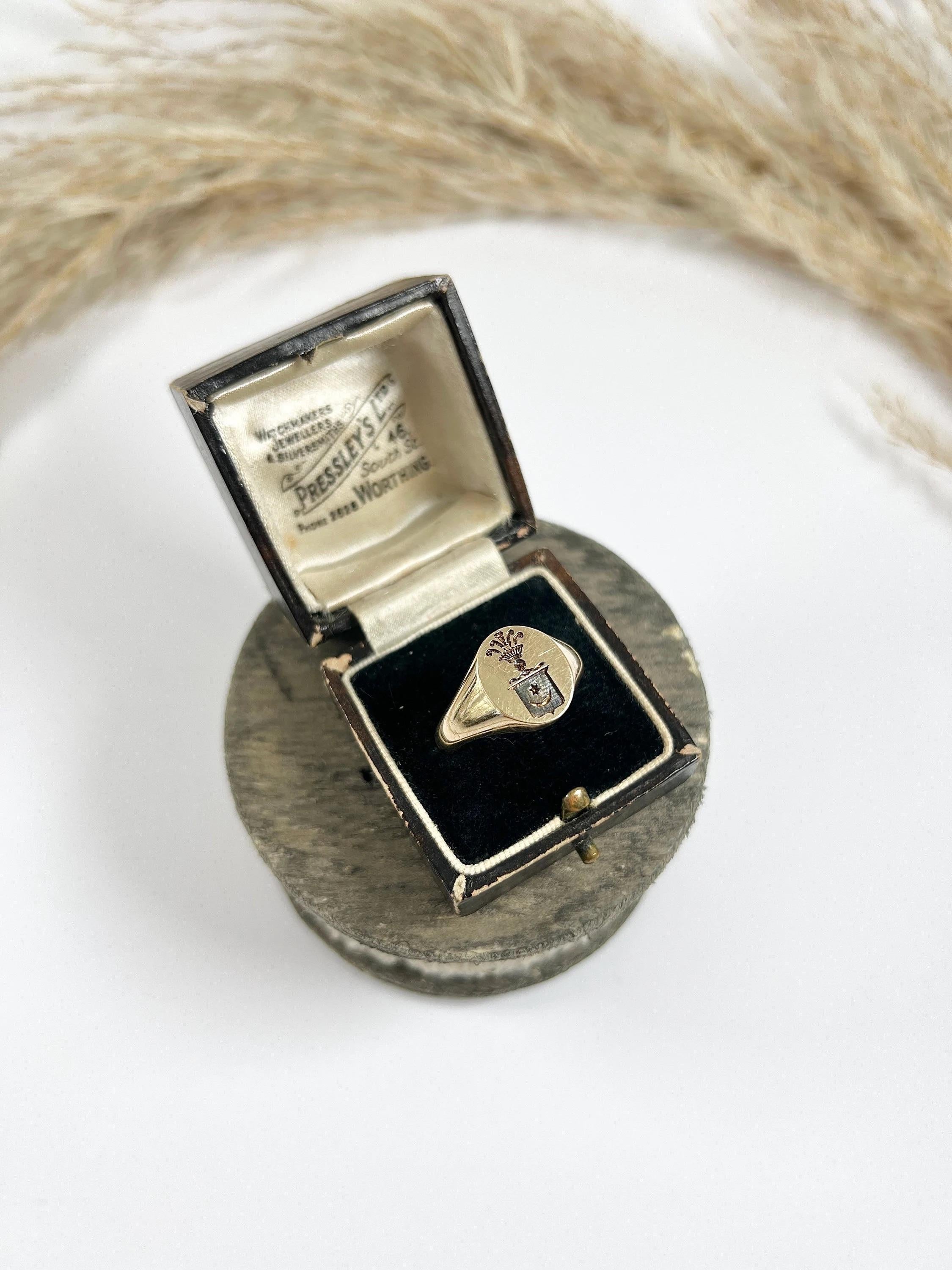 9ct Yellow Gold London Marked 1971 Oval Shaped Star & Crescent Crest Signet Ring For Sale 3