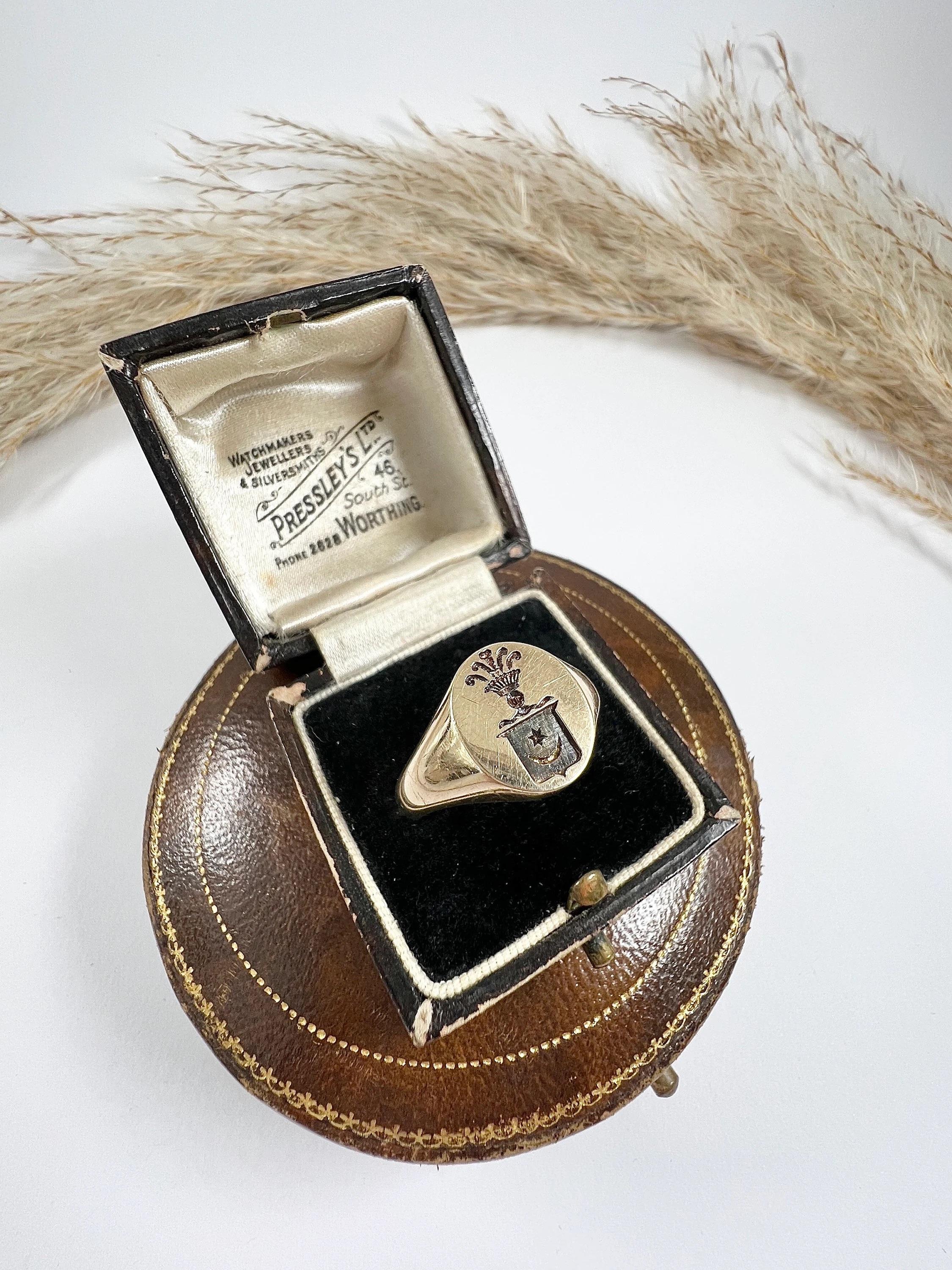 9ct Yellow Gold London Marked 1971 Oval Shaped Star & Crescent Crest Signet Ring For Sale 4
