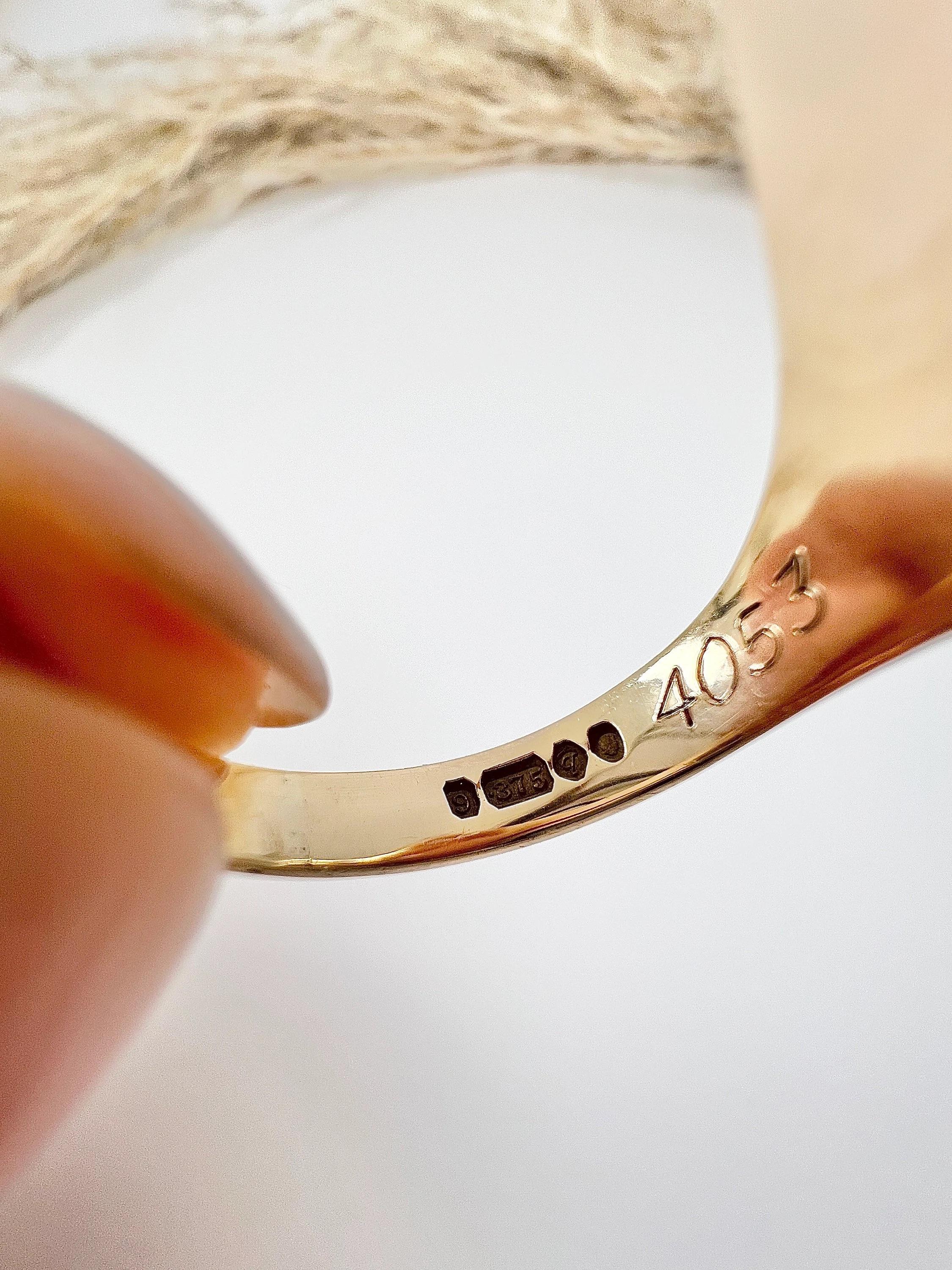 9ct Yellow Gold London Marked 1971 Oval Shaped Star & Crescent Crest Signet Ring For Sale 5