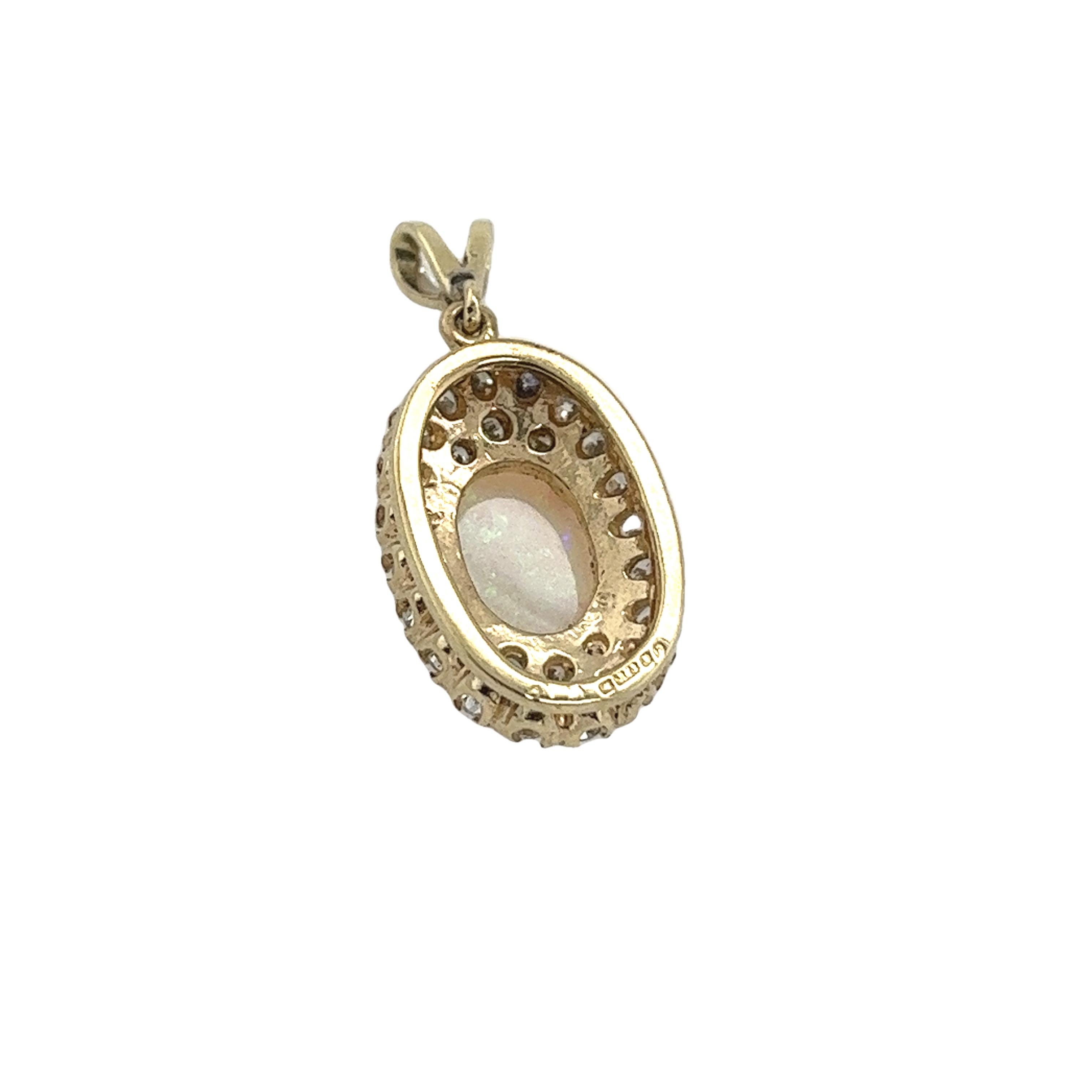 Taglio rotondo Ciondolo in oro giallo 9ct con opale e diamanti sospeso da una catena in oro giallo 9ct in vendita