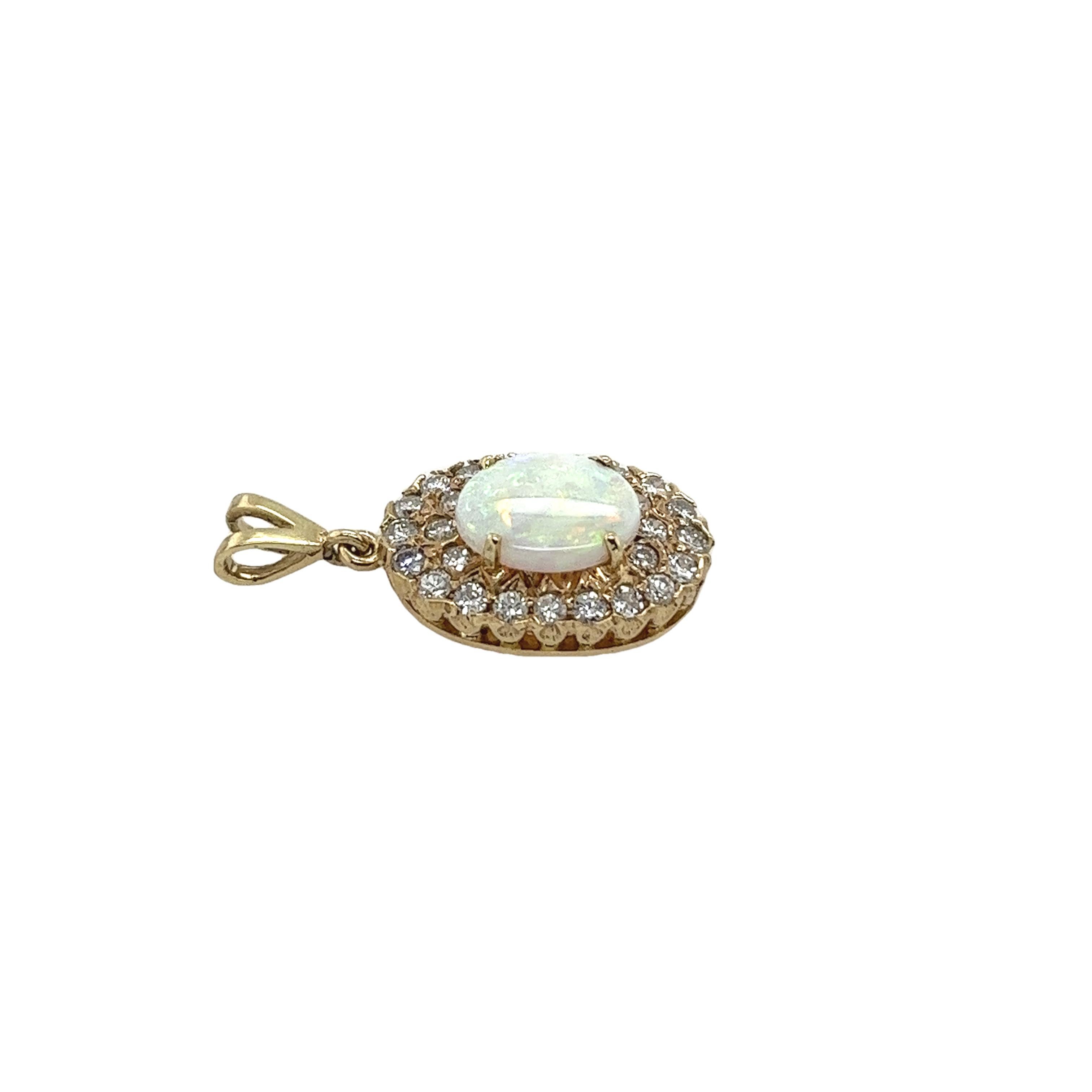 Ciondolo in oro giallo 9ct con opale e diamanti sospeso da una catena in oro giallo 9ct In condizioni ottime in vendita a London, GB
