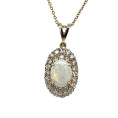 Pendentif en or jaune 9ct Opale et diamant suspendu à une chaîne en or jaune 9ct