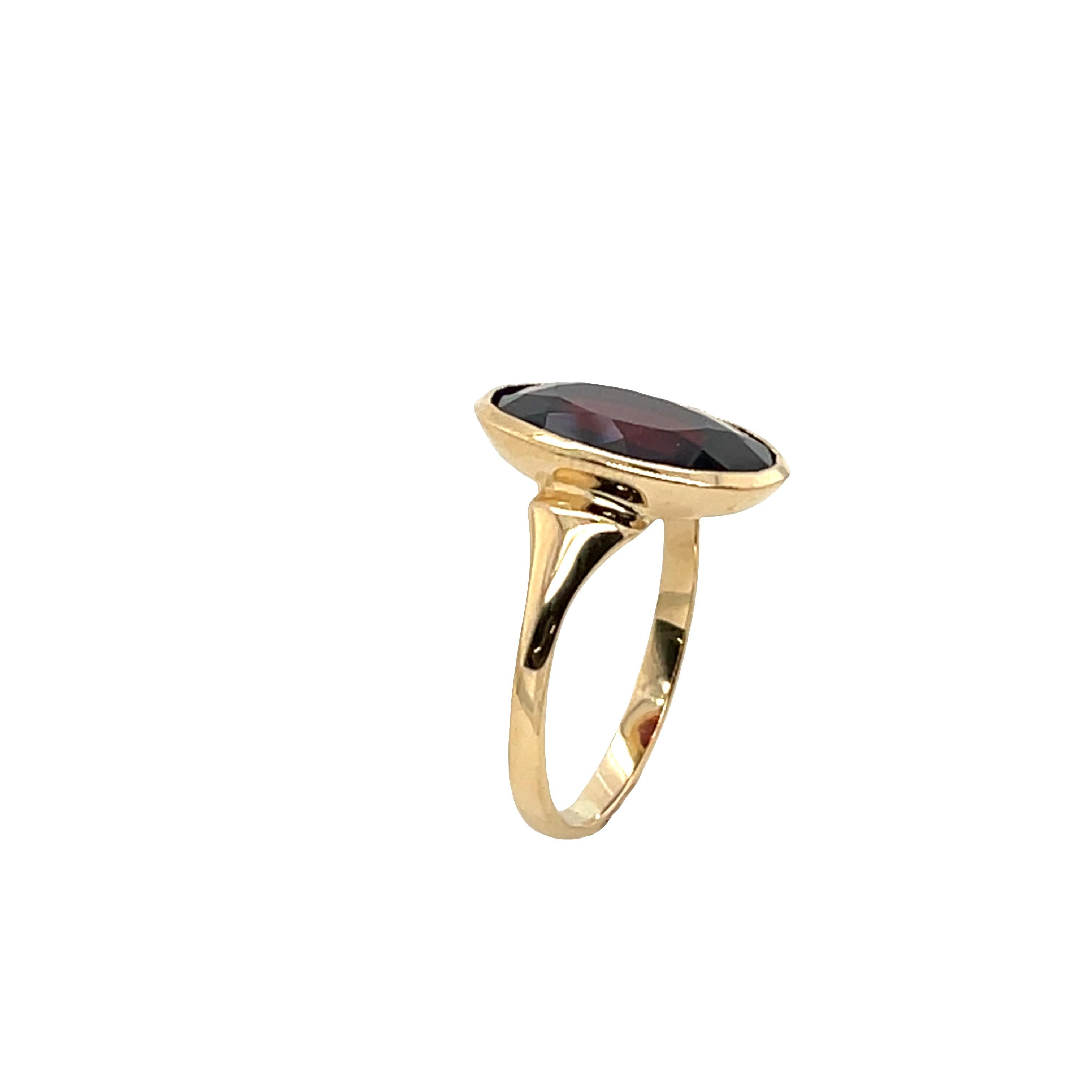 Anillo ovalado de oro amarillo de 9 ct con granate Corte oval en venta