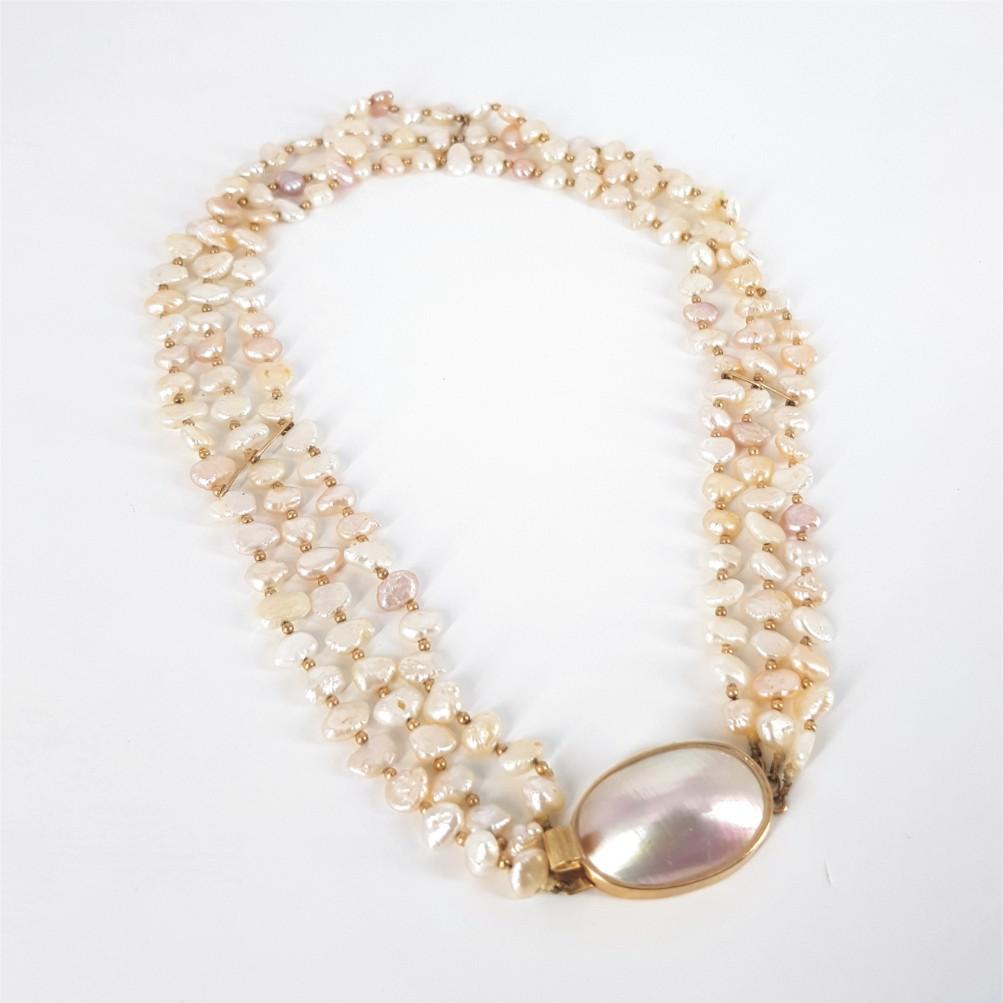 Diese schöne Perlenkette ist 46,5 cm lang und wiegt 46,2 Gramm. Diese Halskette ist in 9 Karat Gelbgold gefasst und verfügt über 1 ovale Perle als Anhänger und 162 Barockperlen. Größe des Anhängers: 20mm x 31mm