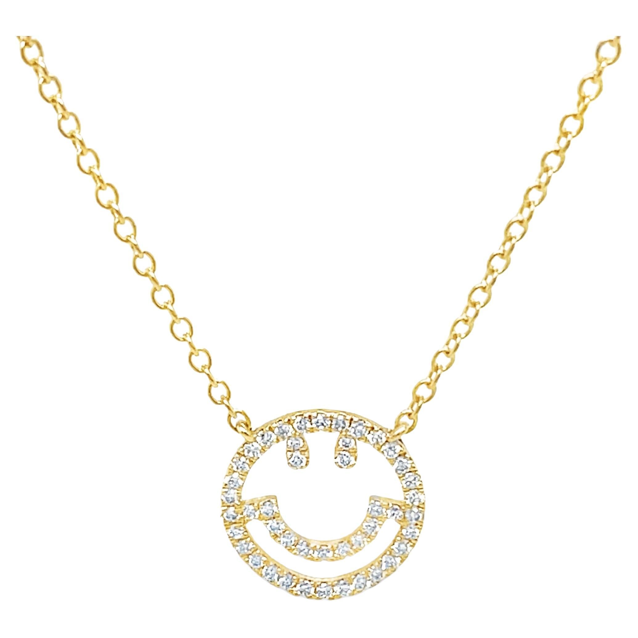 9ct Yellow Gold Pave Set Smiley Pendant on an 18" 9ct Gold Chain en venta