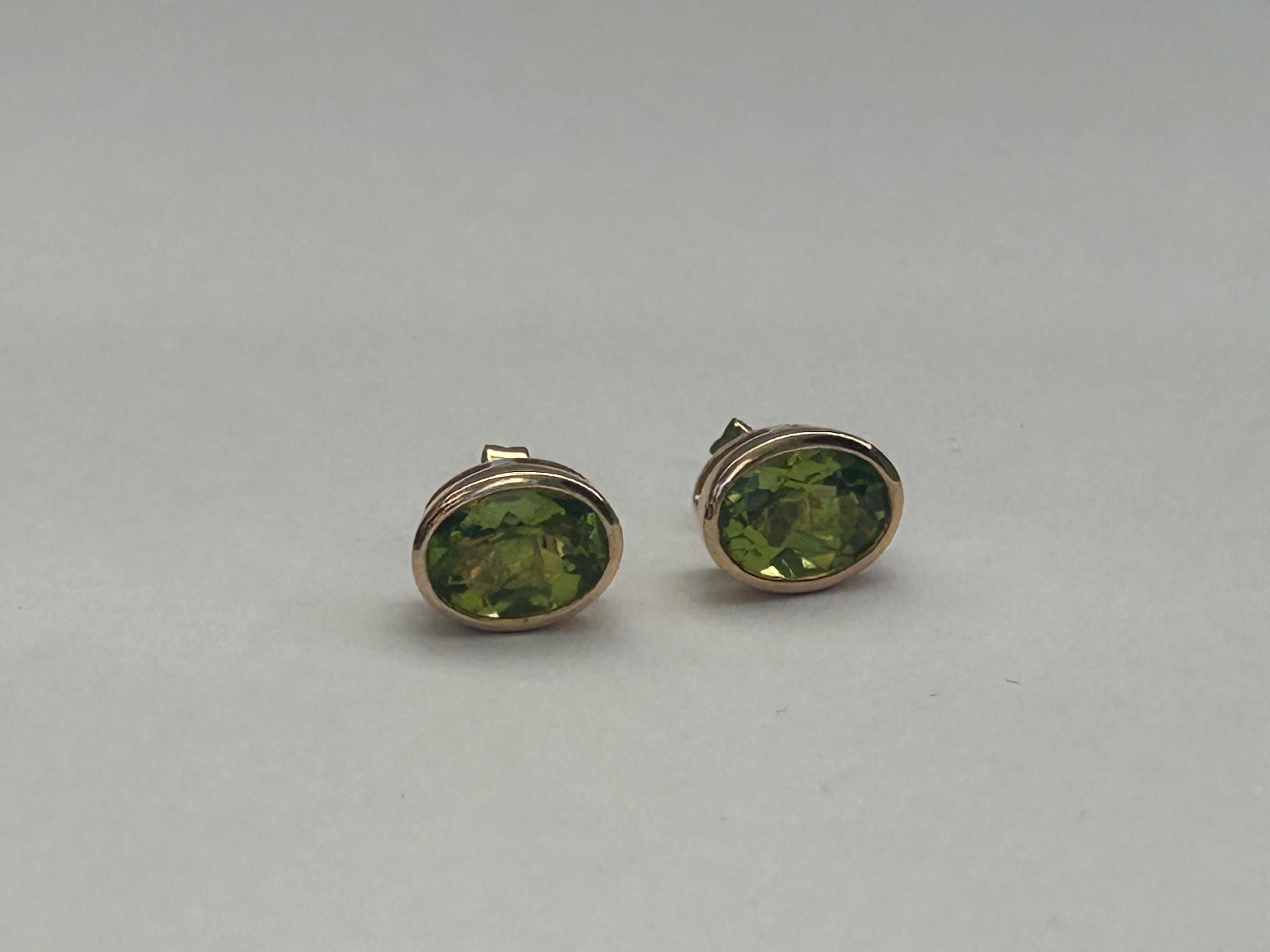 9ct Yellow Gold Pretty Peridot Ear Studs. For Sale 1