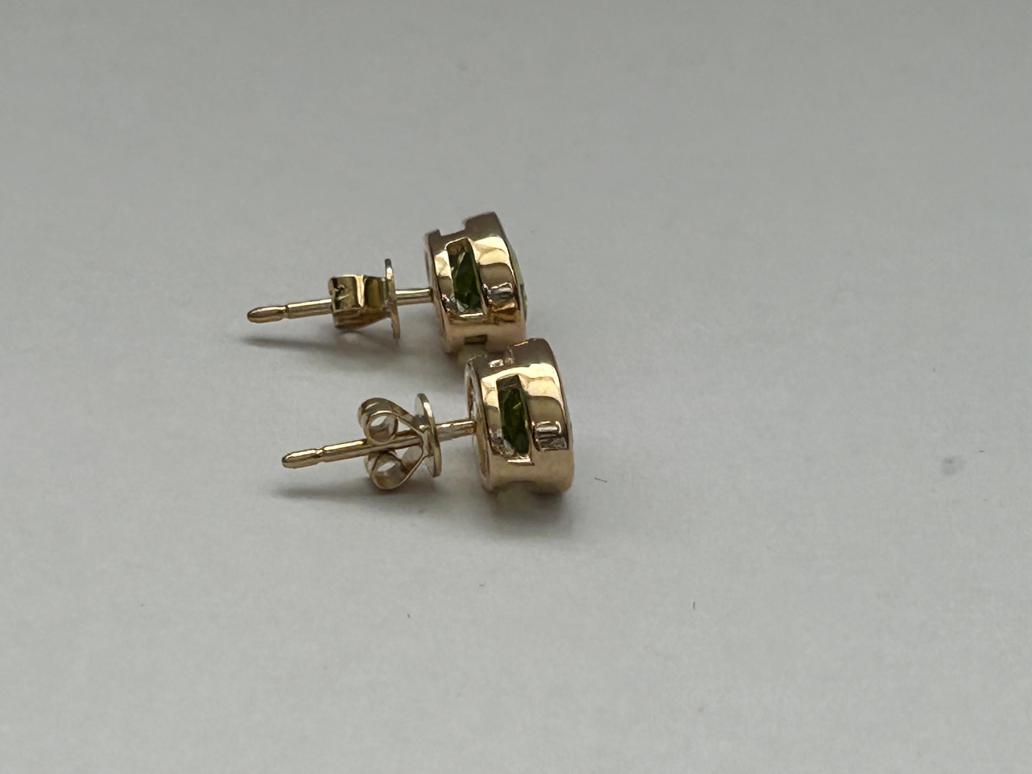 9ct Yellow Gold Pretty Peridot Ear Studs. For Sale 2