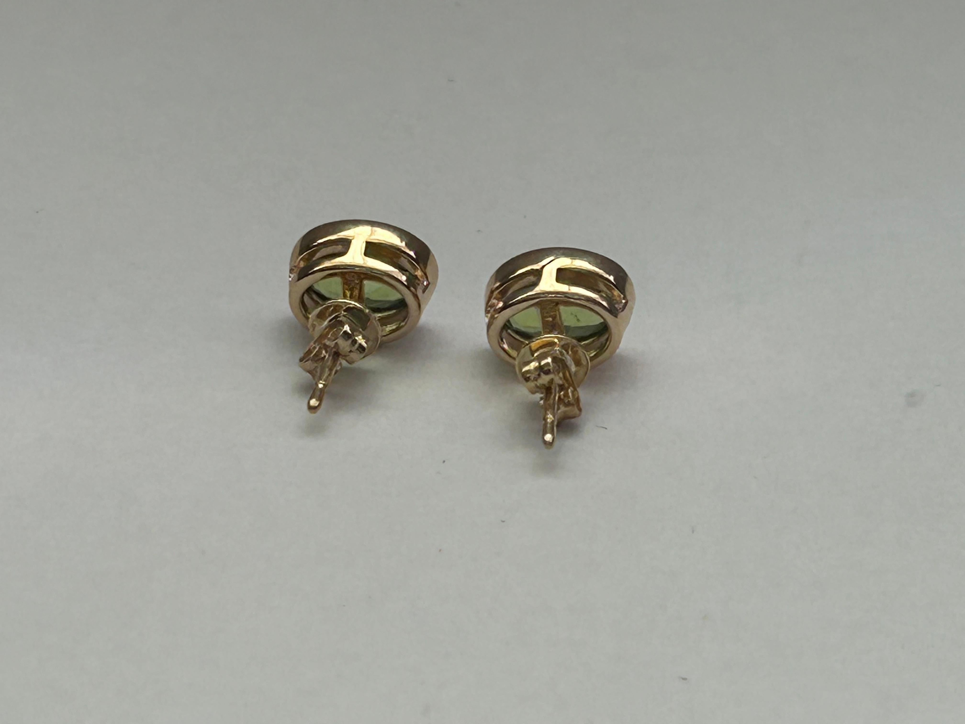9ct Yellow Gold Pretty Peridot Ear Studs. For Sale 3