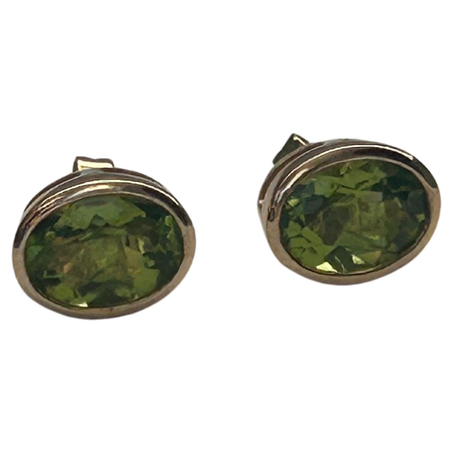 9ct Yellow Gold Pretty Peridot Ear Studs. For Sale