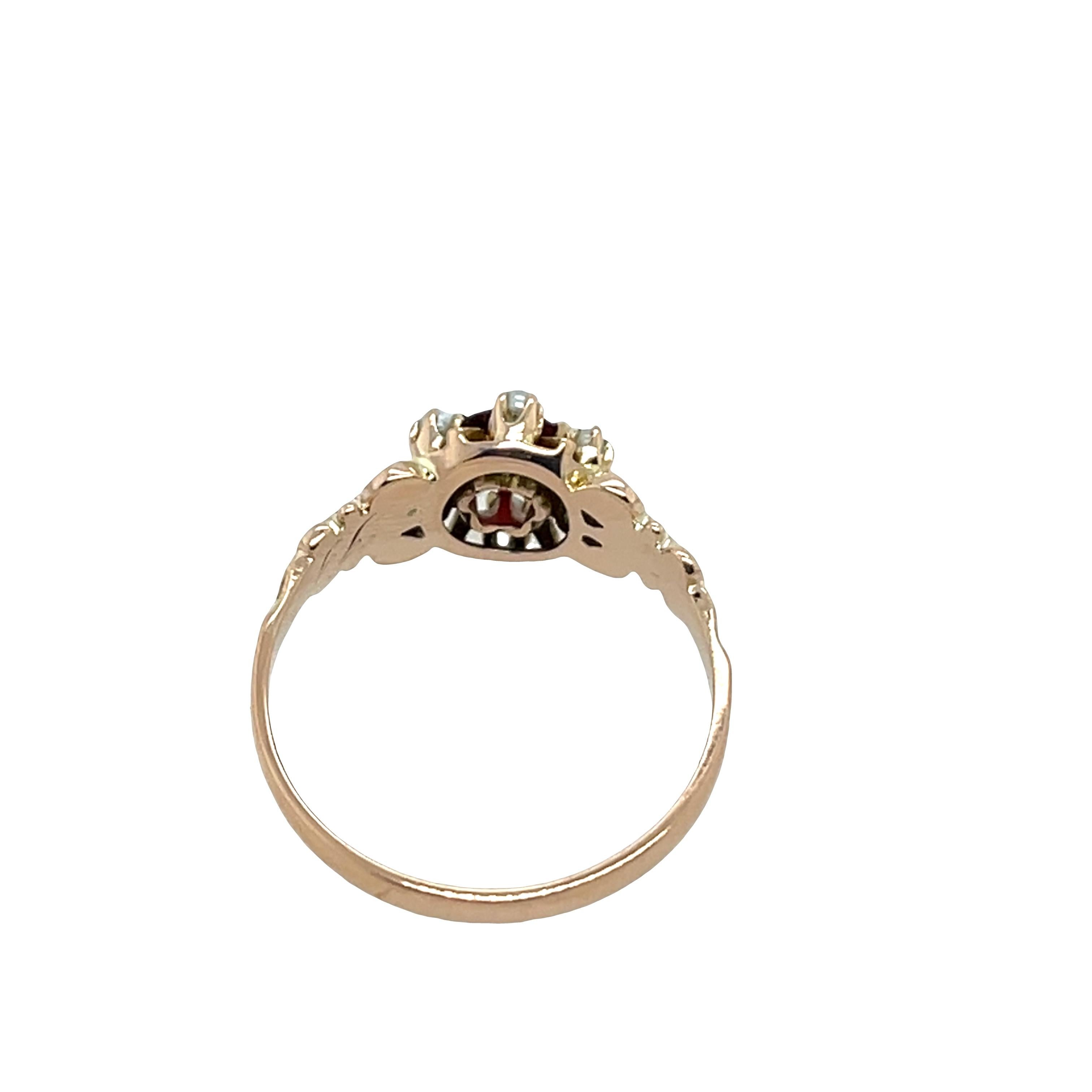 Taglio rotondo Anello in oro giallo 9ct con rubino e perle di mare in vendita