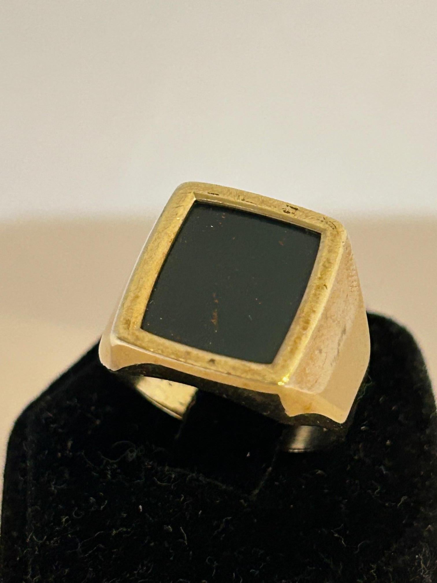 9ct Yellow Gold Signet Ring. Blood Stone, Size US 8.5, Circa 1970, 8.05 grams. In Good Condition In Canterbury, England