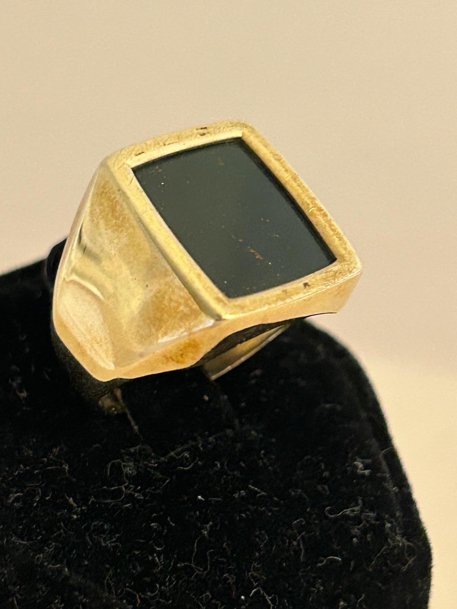 Women's or Men's 9ct Yellow Gold Signet Ring. Blood Stone, Size US 8.5, Circa 1970, 8.05 grams.