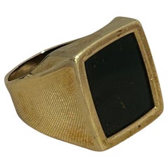 9ct Yellow Gold Signet Ring. Blood Stone, Size US 8.5, Circa 1970, 8.05 grams.