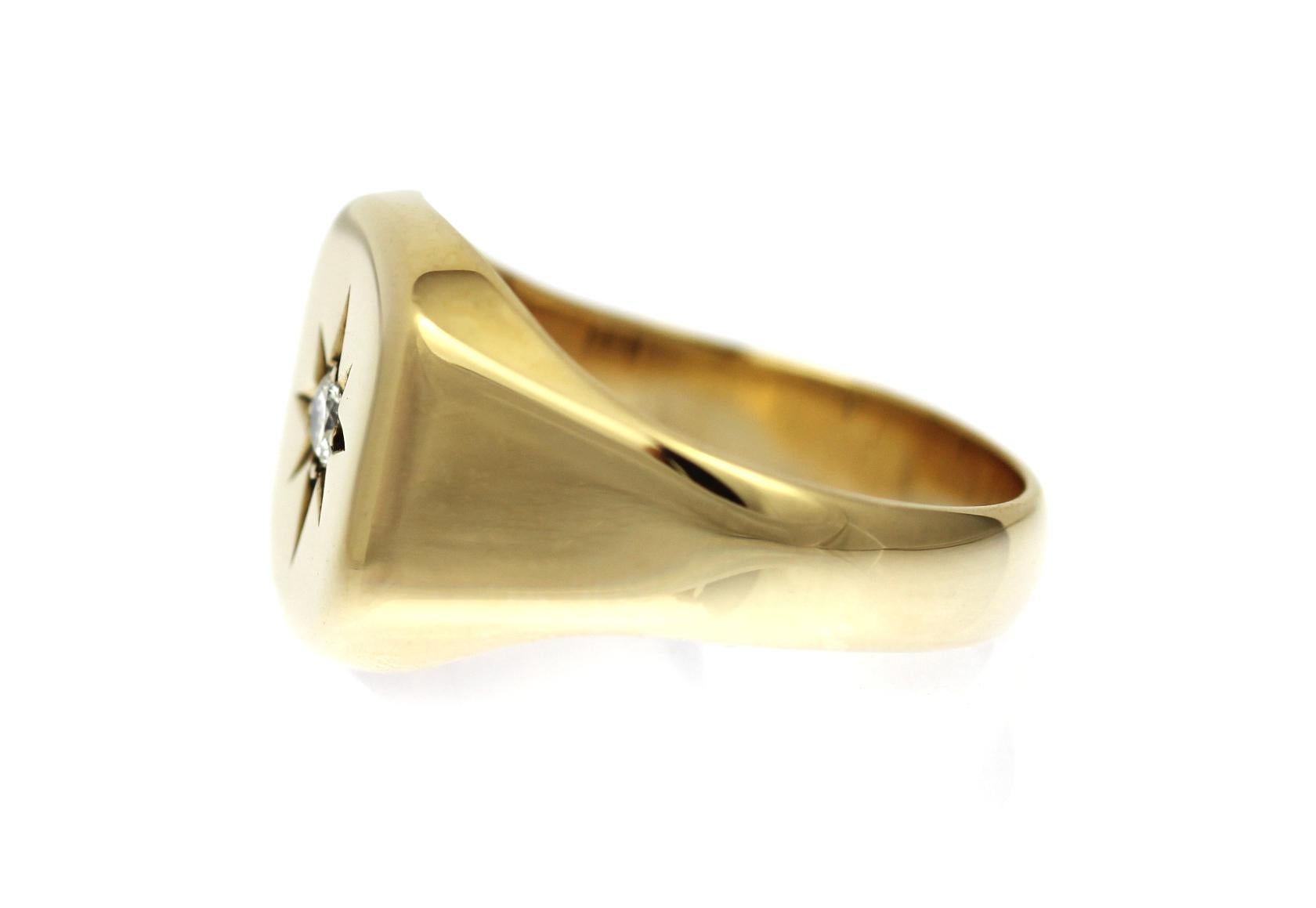 Round Cut 9ct yellow gold signet ring with star and diamond size V1/2 For Sale