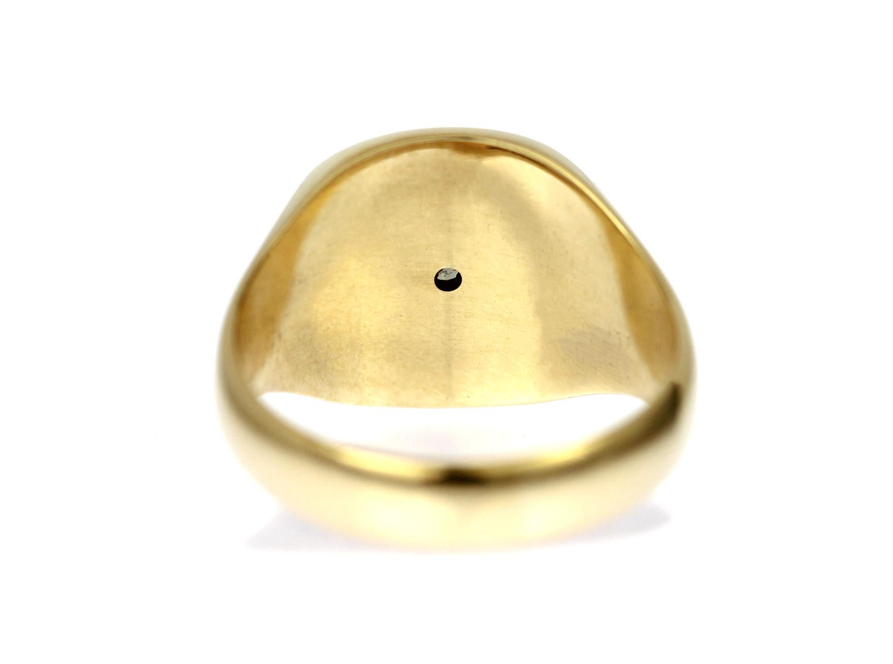 9ct yellow gold signet ring with star and diamond size V1/2 In Excellent Condition For Sale In London, GB