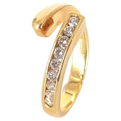 Bague en or jaune 9ct avec diamants en serti clos fendu