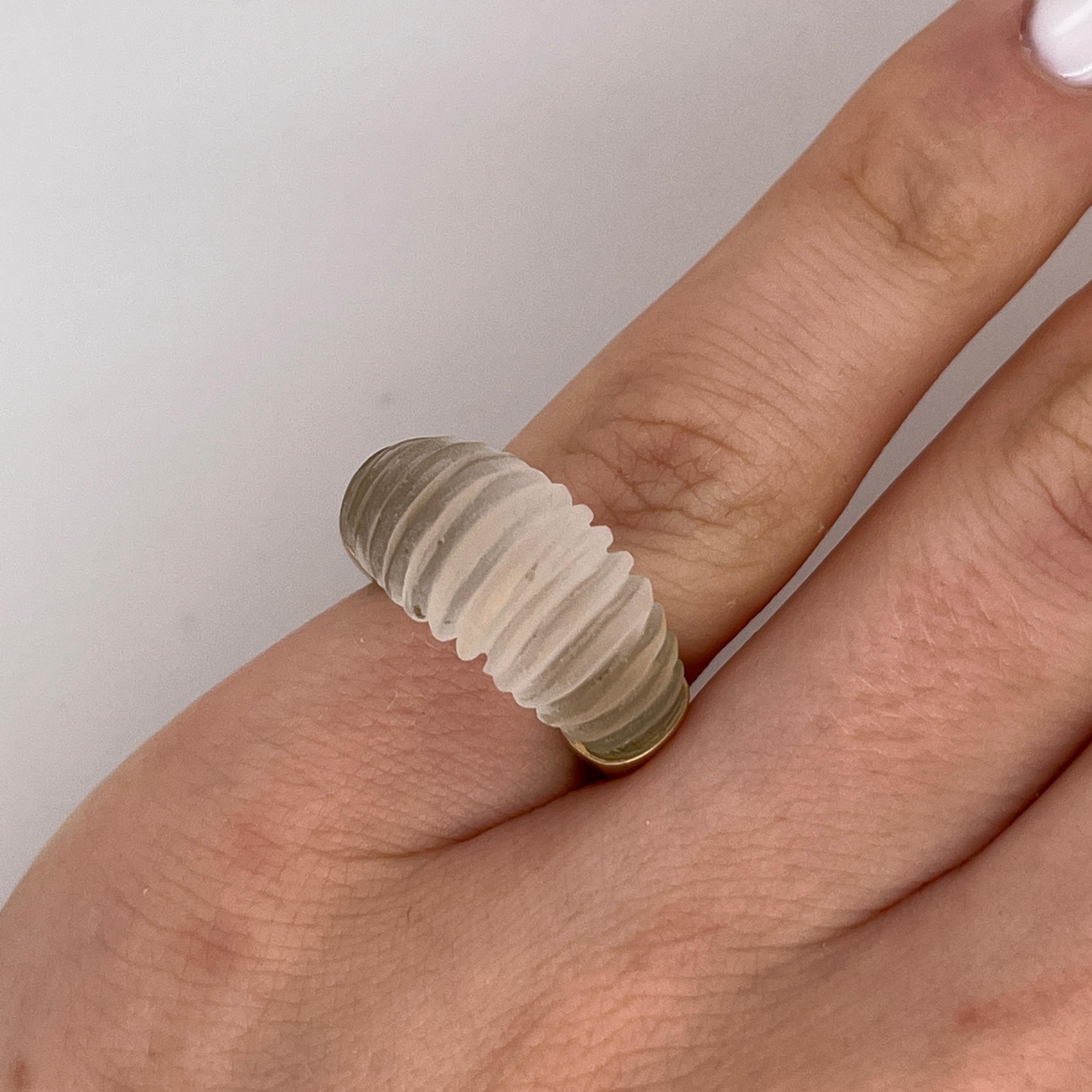 Un diseño contemporáneo que combina el cálido oro amarillo de 9 ct con el elegante y duradero cristal blanco. 
Esta moderna pieza ofrece un llamativo contraste de texturas y colores, perfecta para llevar a diario o como accesorio llamativo.

Ancho
