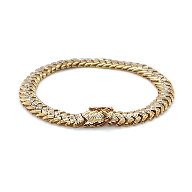 Ce fabuleux bracelet à maillons en Z, très poli, est orné au centre d'une bande de diamants ronds de taille brillant, maintenus dans une monture à motif carré pour compléter l'aspect géométrique de ce magnifique bracelet.

Avec un bon poids pour un