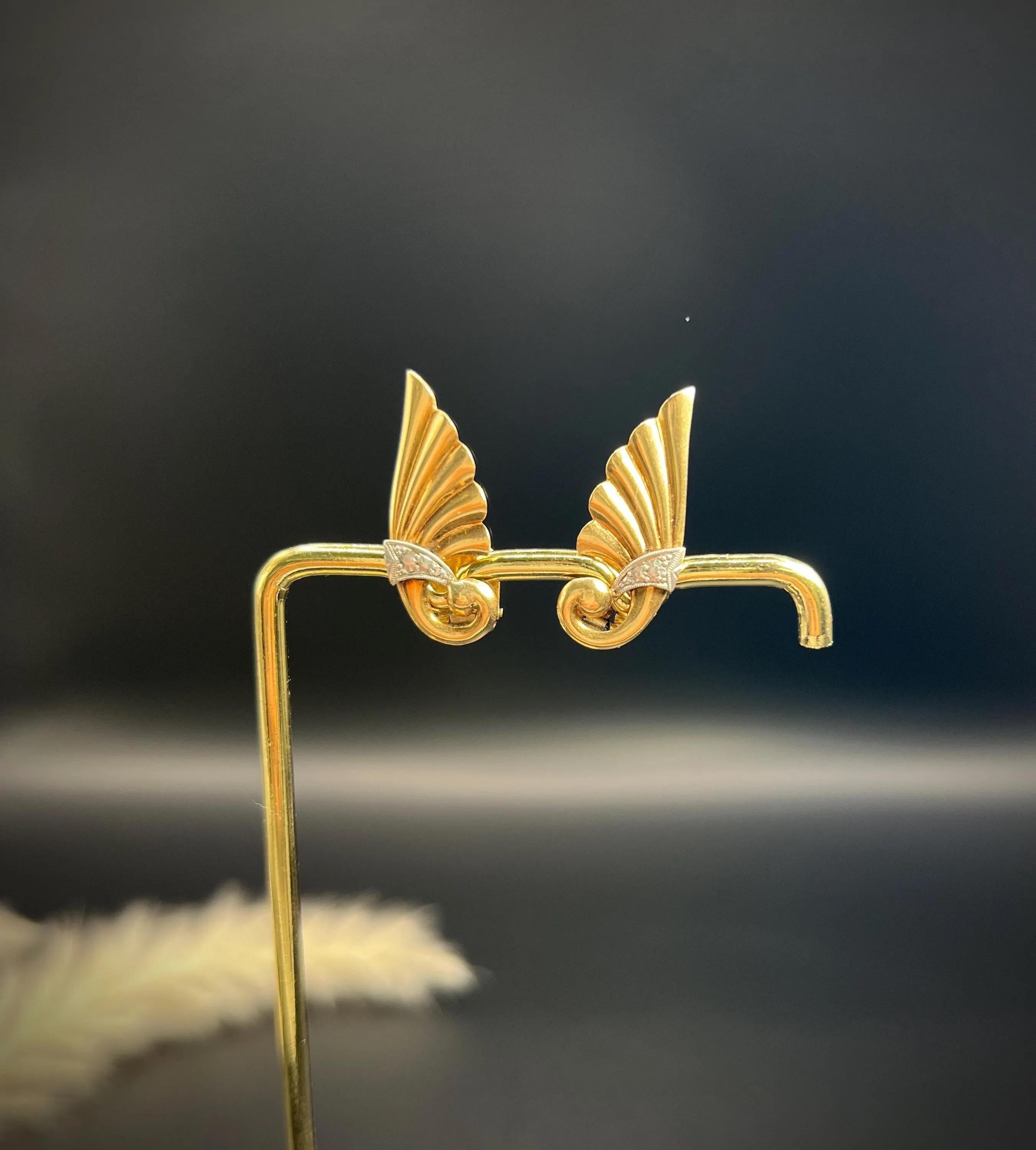 9ct Yellow & White Gold, 1940s Fan Shaped Contemporary Style Clip-on Earrings In Good Condition For Sale In Brighton, GB