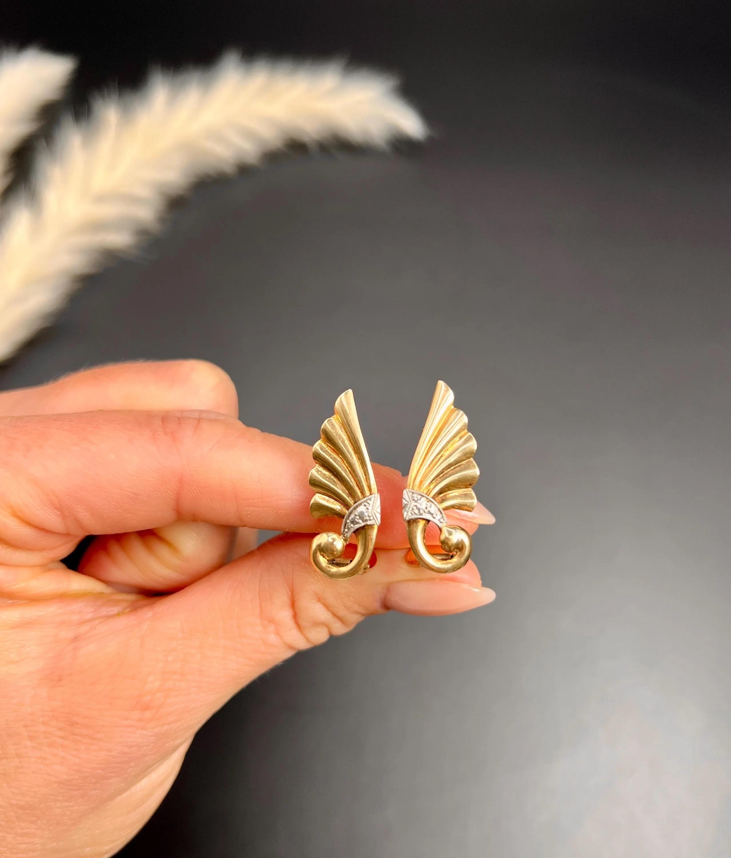 Women's or Men's 9ct Yellow & White Gold, 1940s Fan Shaped Contemporary Style Clip-on Earrings For Sale