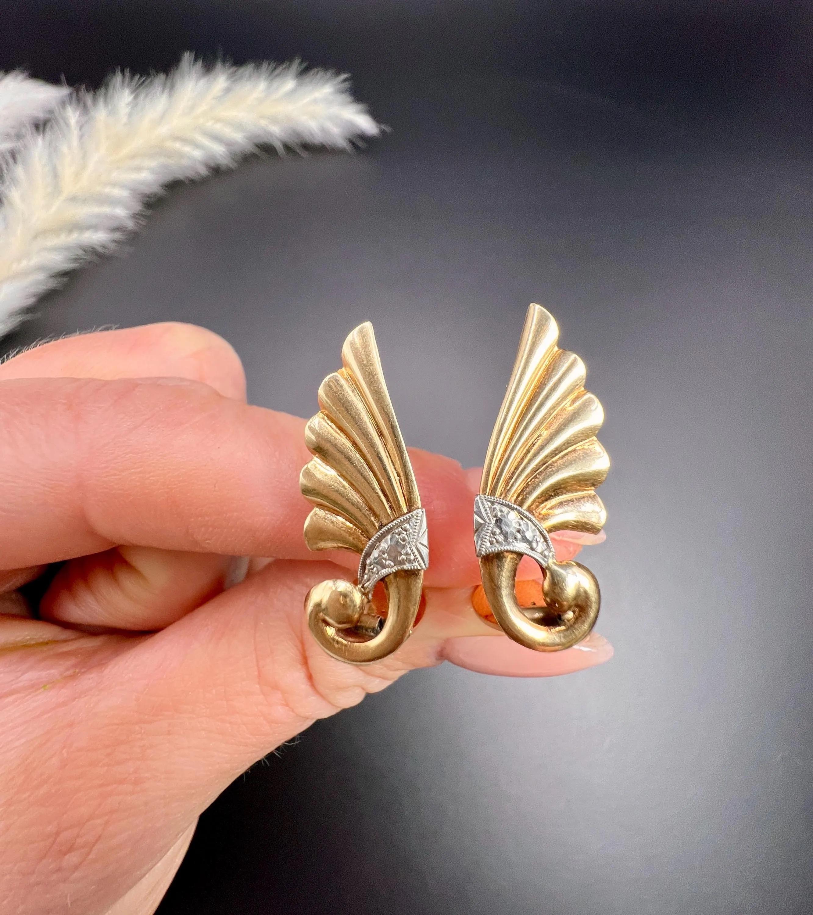 9ct Yellow & White Gold, 1940s Fan Shaped Contemporary Style Clip-on Earrings For Sale 1
