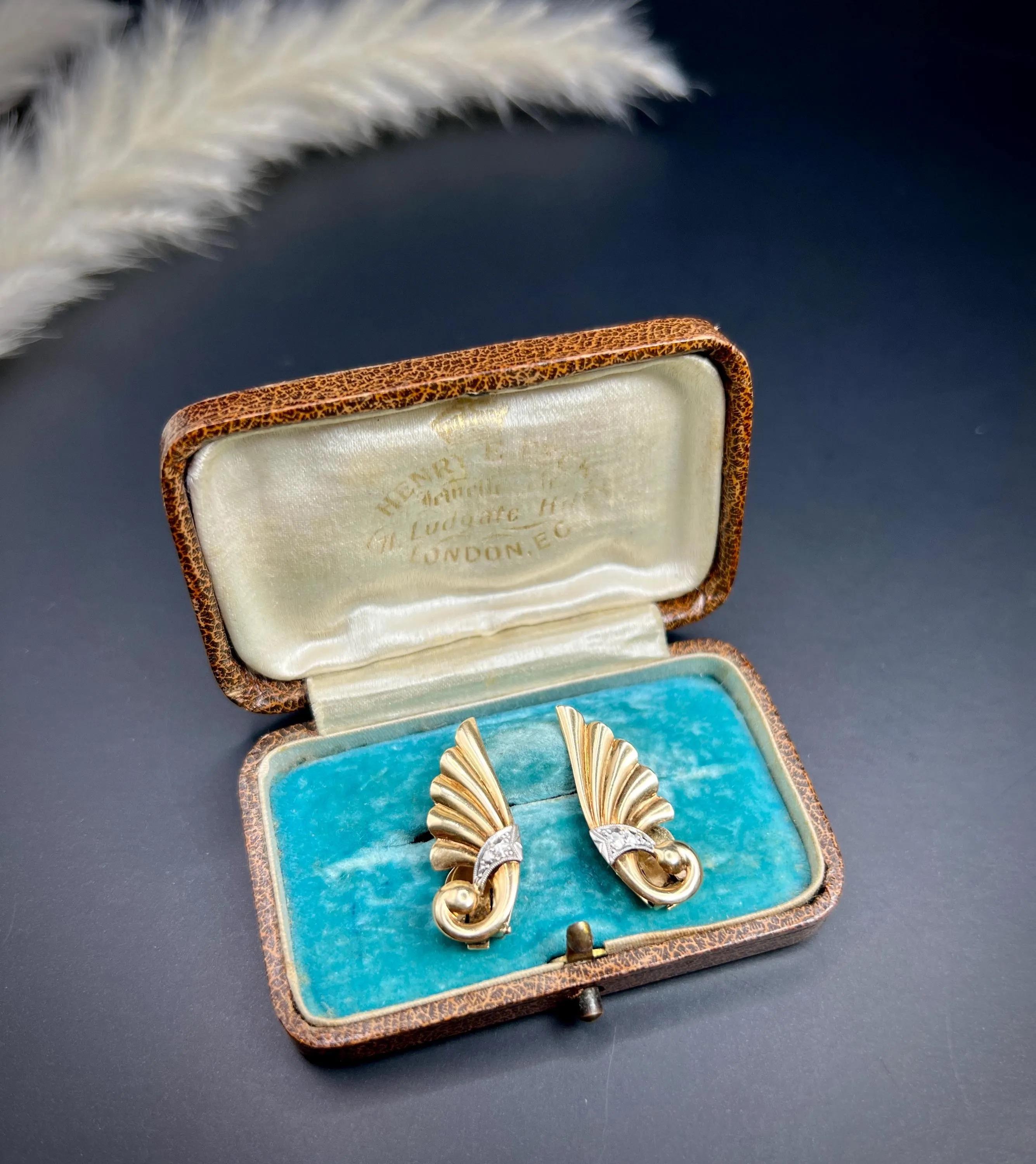9ct Yellow & White Gold, 1940s Fan Shaped Contemporary Style Clip-on Earrings For Sale 2