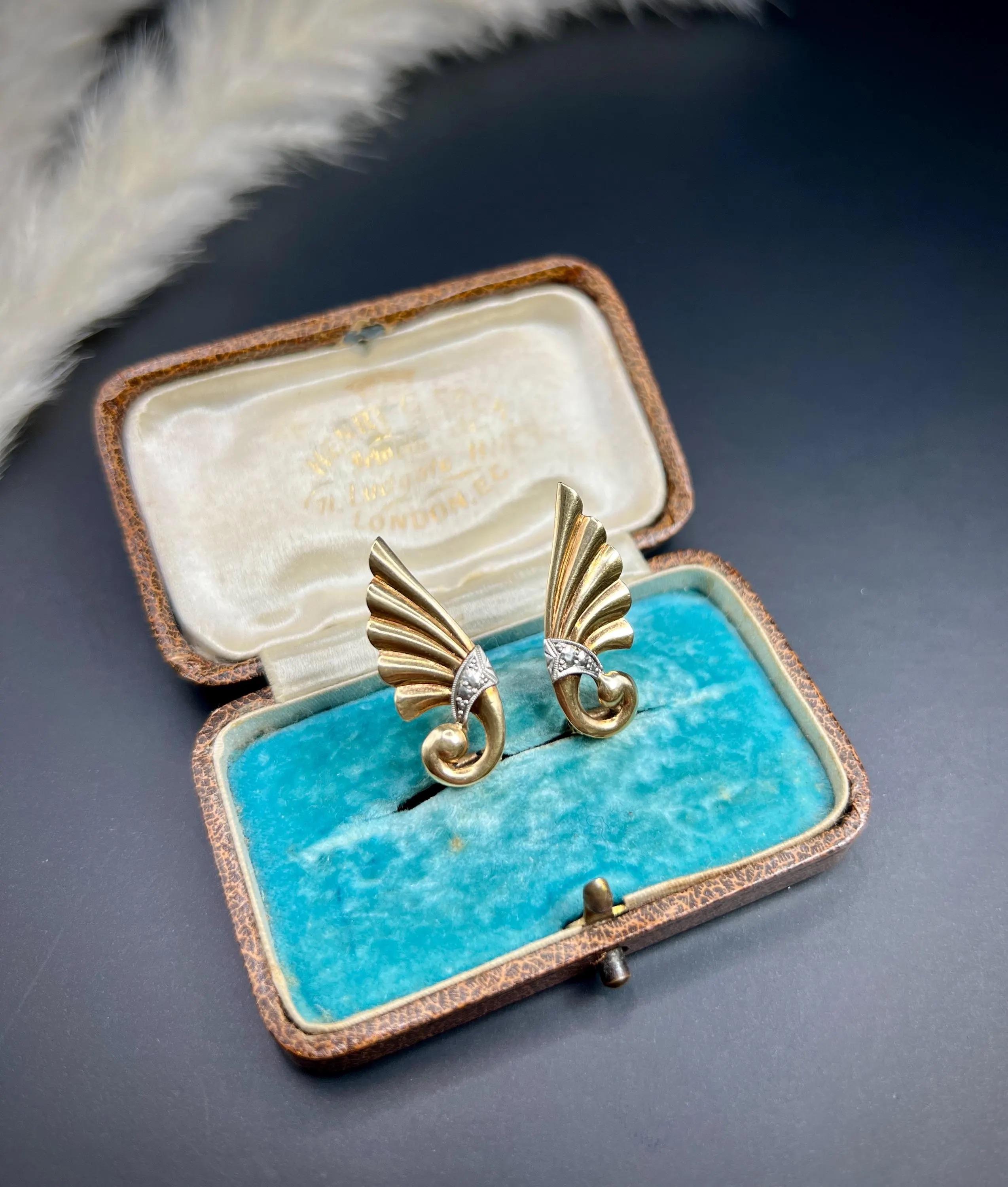 9ct Yellow & White Gold, 1940s Fan Shaped Contemporary Style Clip-on Earrings For Sale 3
