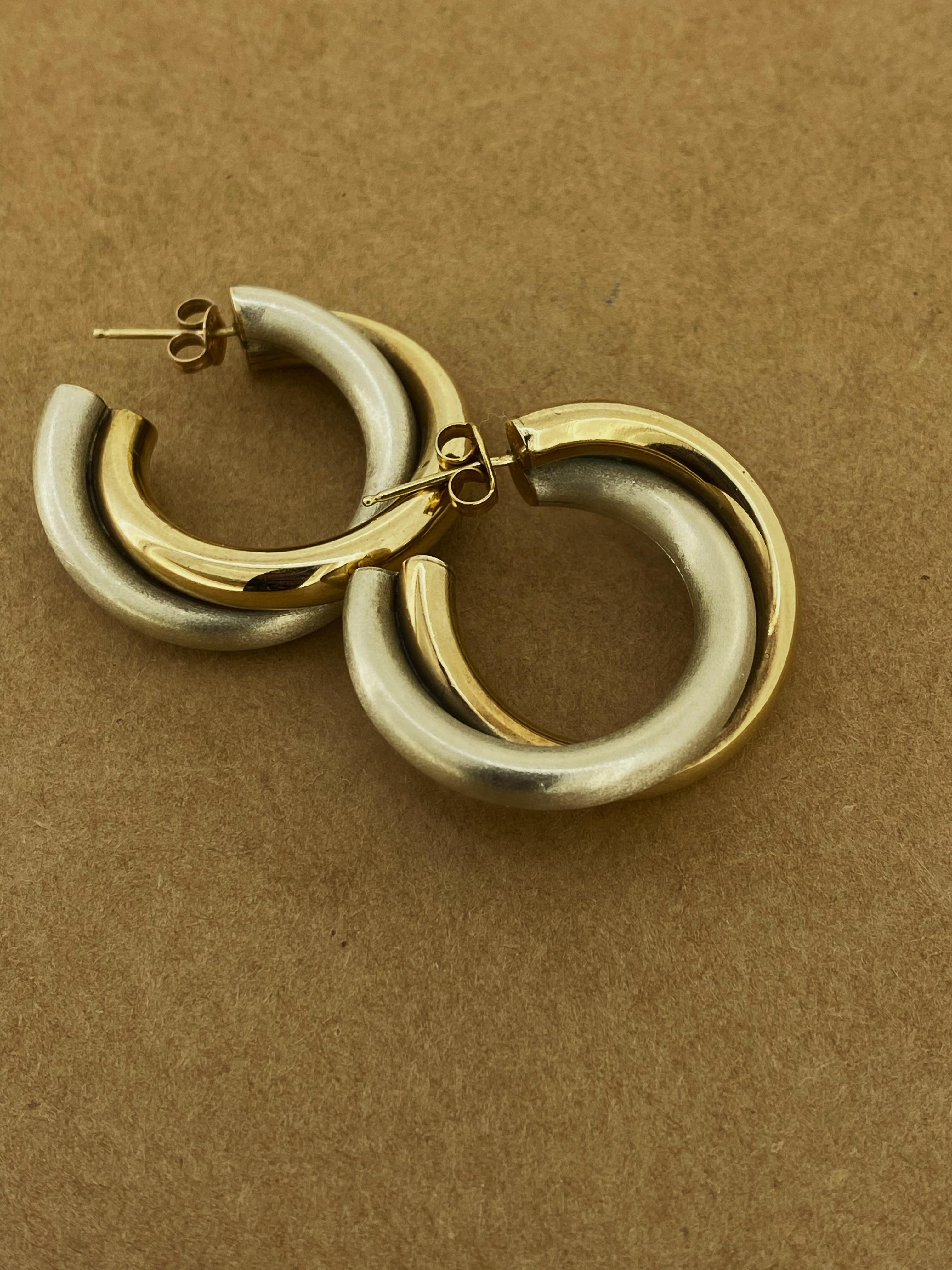 9K 375 Two-Tone White & Yellow Gold Half Hoop Intertwined Italian Earrings For Sale 2