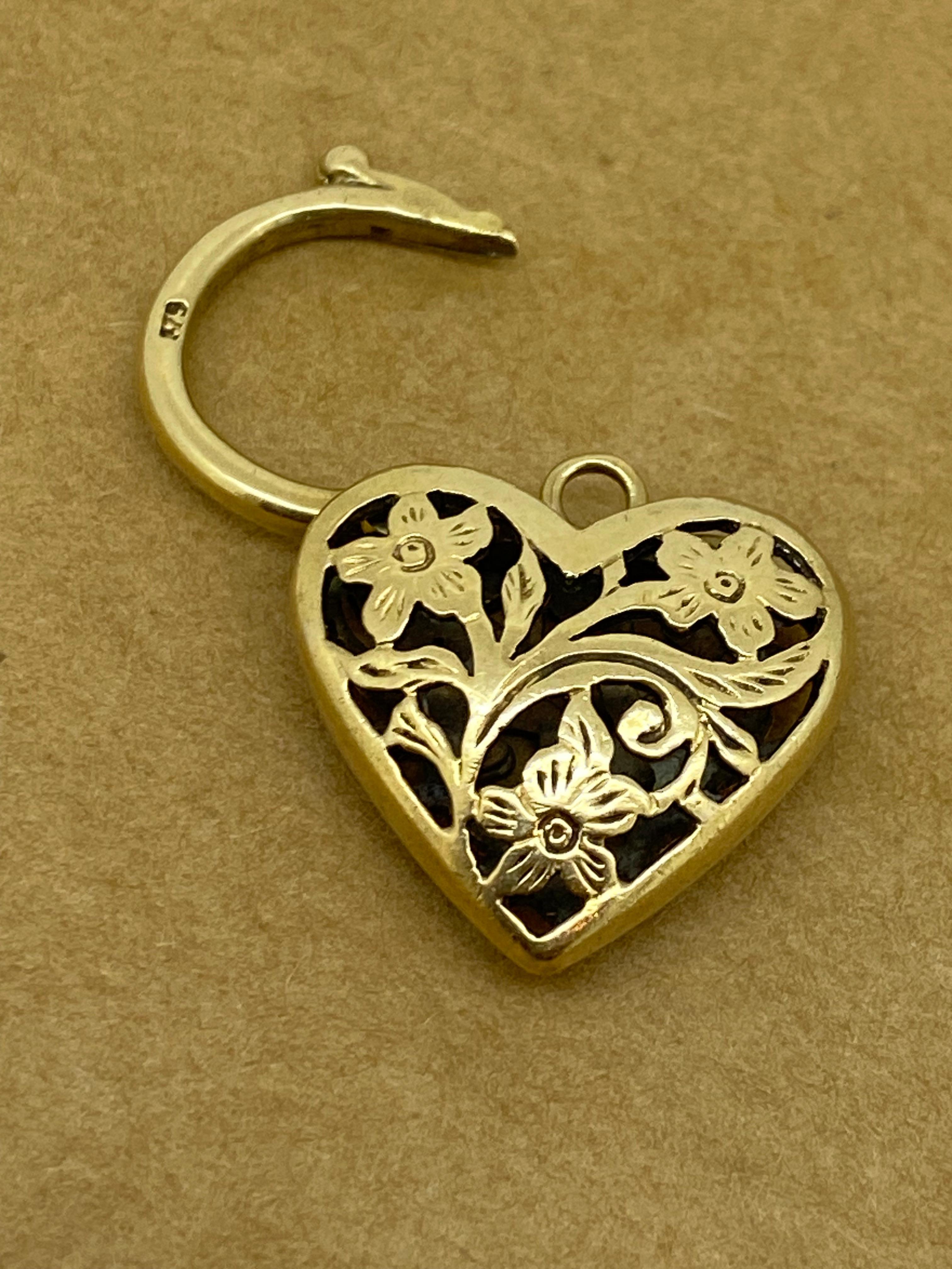 9K 375 Oro Amarillo Encanto Corazón Candado Grande. Motivo floral. Vintage c1970's. en Excelente Estado en MELBOURNE, AU