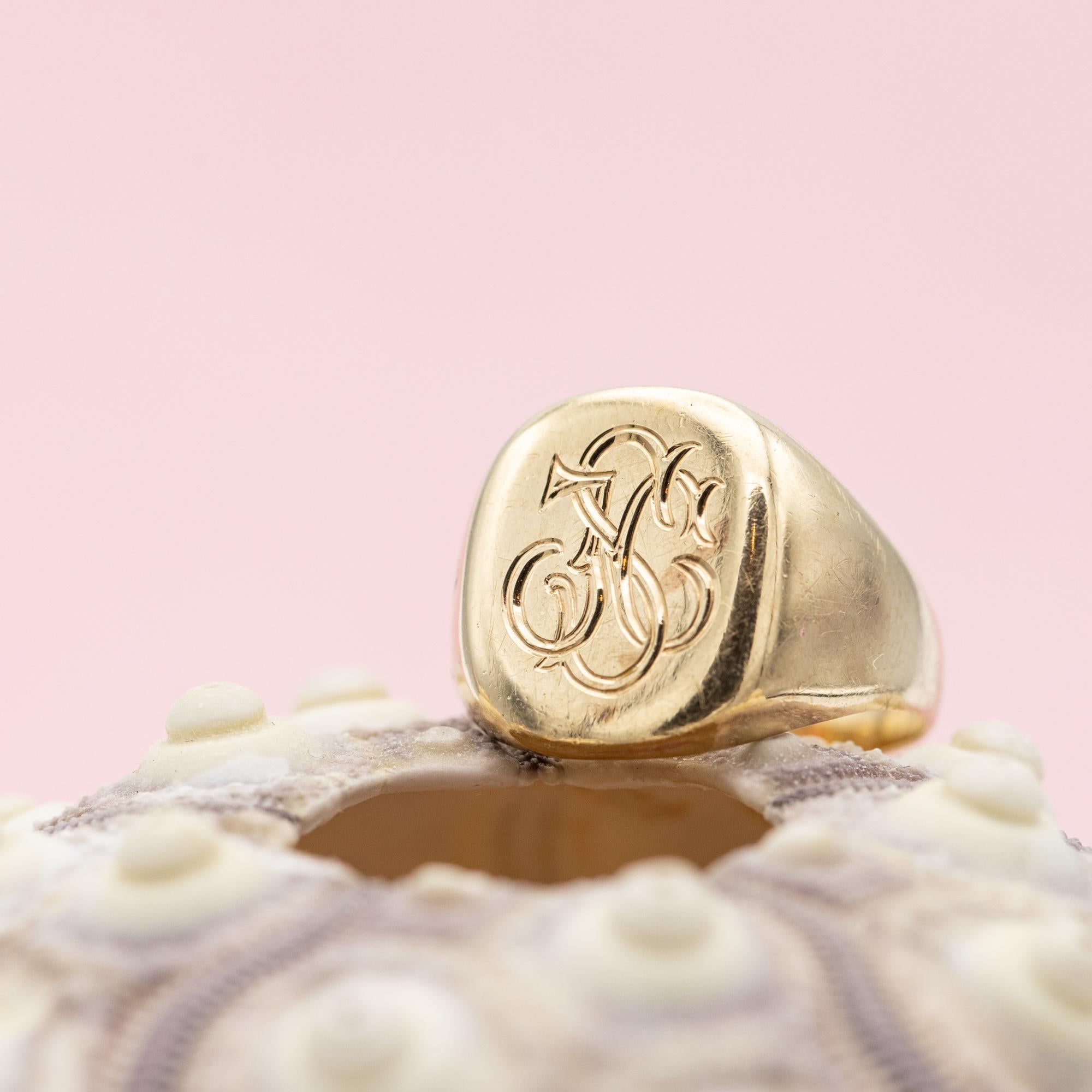 For sale is this wonderful Initials J & S & C signet ring. This 9K stunner is a real sign of nobility and status which is perfect to wear around your pinky as it is supposed to. Or any other finger you prefer of course. This beauty is ornated with