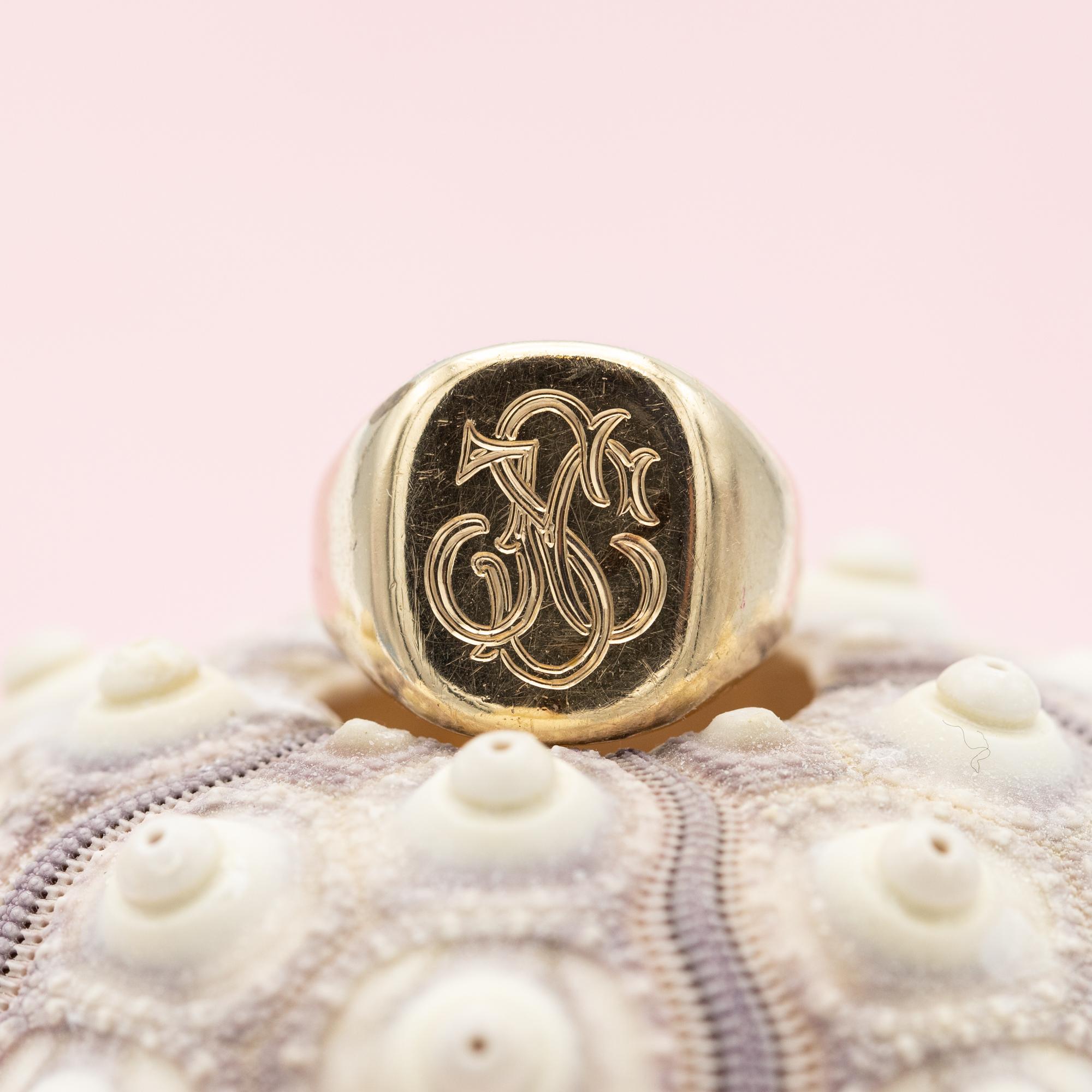 9k estate Initials J C S ring - letter signet monogram - Intaglio gentleman ring In Good Condition For Sale In Antwerp, BE