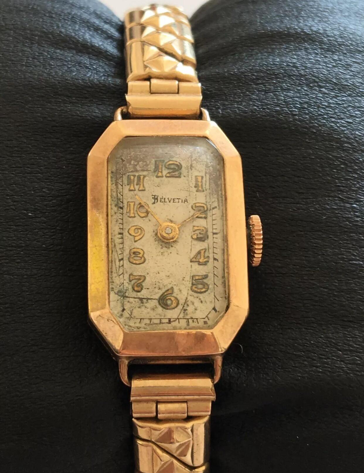9 Karat Gold 1930s Vintage Helvetia Ladies Wristwatch For Sale 3
