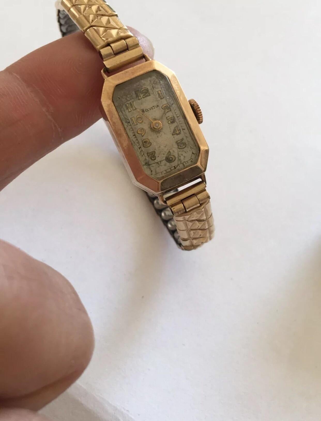 9 Karat Gold 1930s Vintage Helvetia Ladies Wristwatch For Sale 5