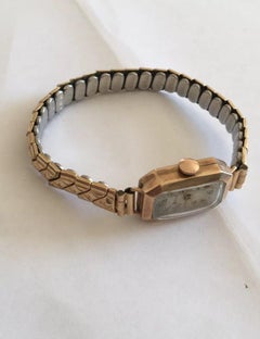9 Karat Gold 1930s Vintage Helvetia Ladies Wristwatch